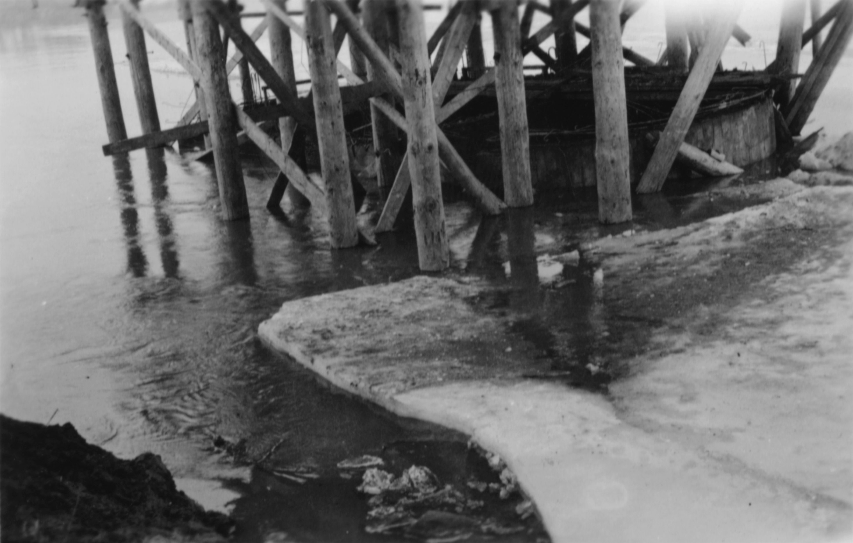 I. szakasz - Szivattyúkút. Jégtábla a partfelőli gerendákat nem bántja, 1939. január (Magyar Környezetvédelmi és Vízügyi Múzeum - Duna Múzeum CC BY-NC-SA)