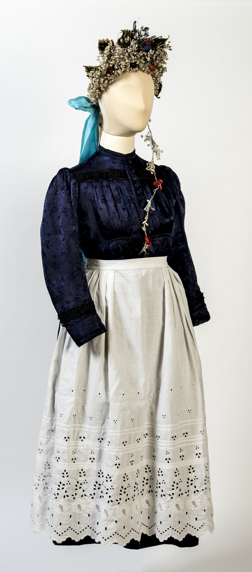 Menyasszonyi viselet (Német Nemzetiségi Múzeum, Tata CC BY-NC-SA)