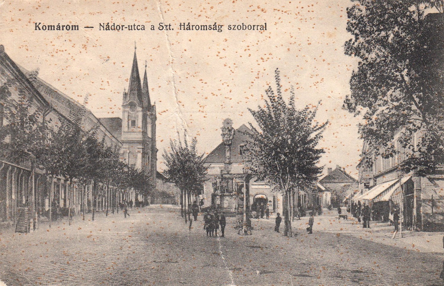 Komárom - Nádor-utca a Szt. Háromság szoborral (TMJV Tatabányai Múzeum CC BY-NC-SA)