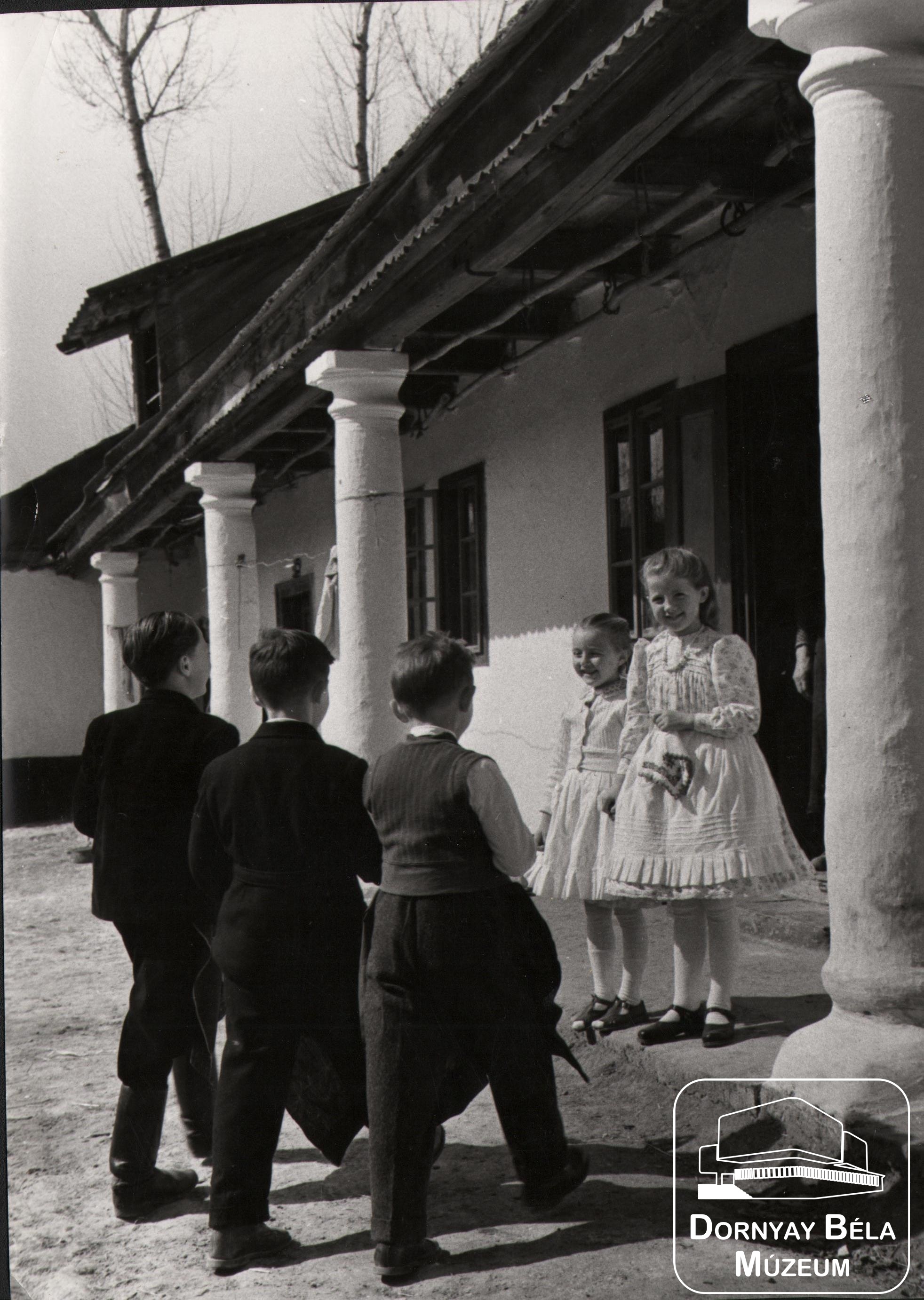 Gyerekek szlovák népviseletben (Dornyay Béla Múzeum CC BY-NC-SA)