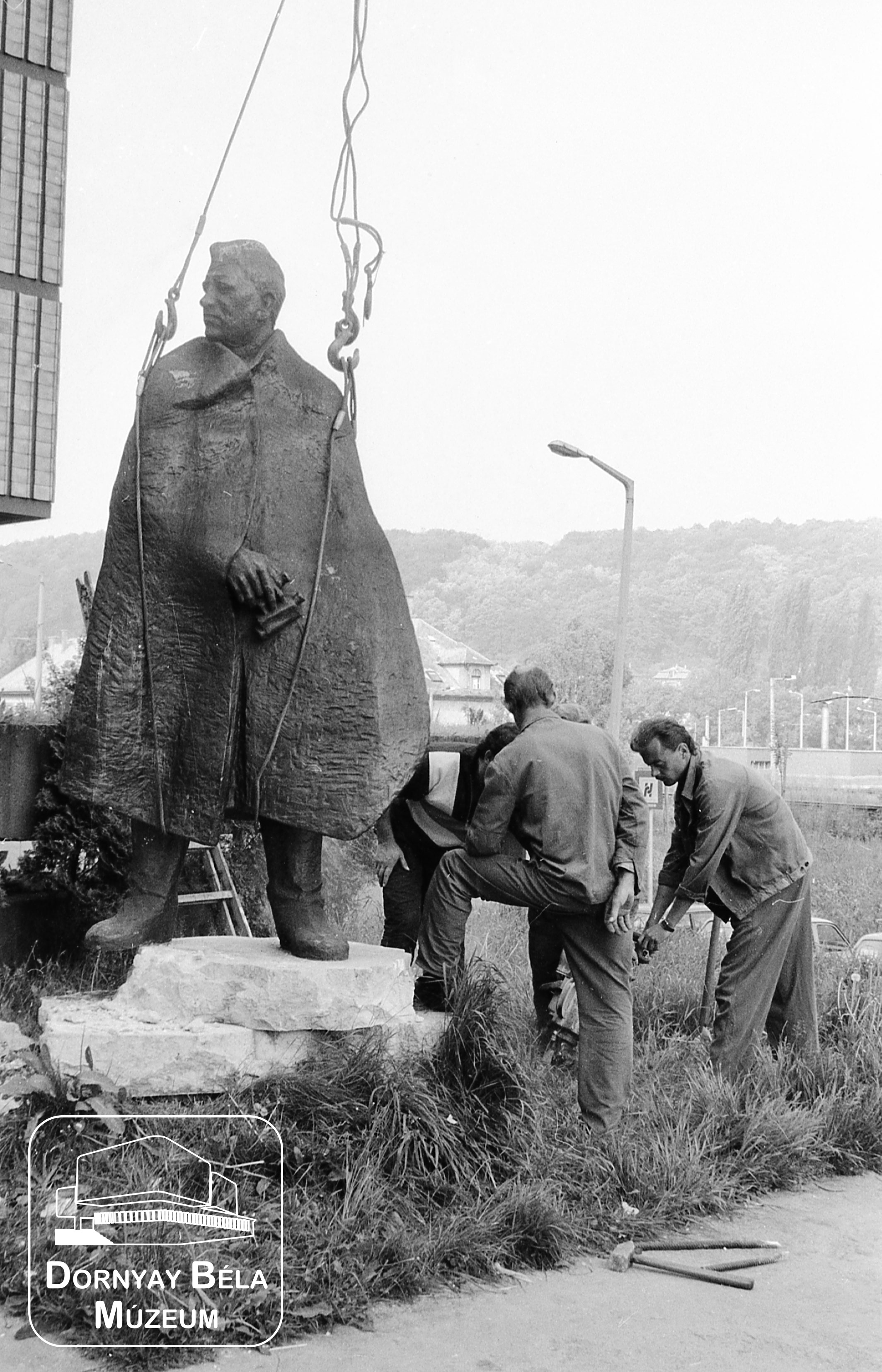 Nógrádi Sándor szobor elszállítása (Dornyay Béla Múzeum, Salgótarján CC BY-NC-SA)