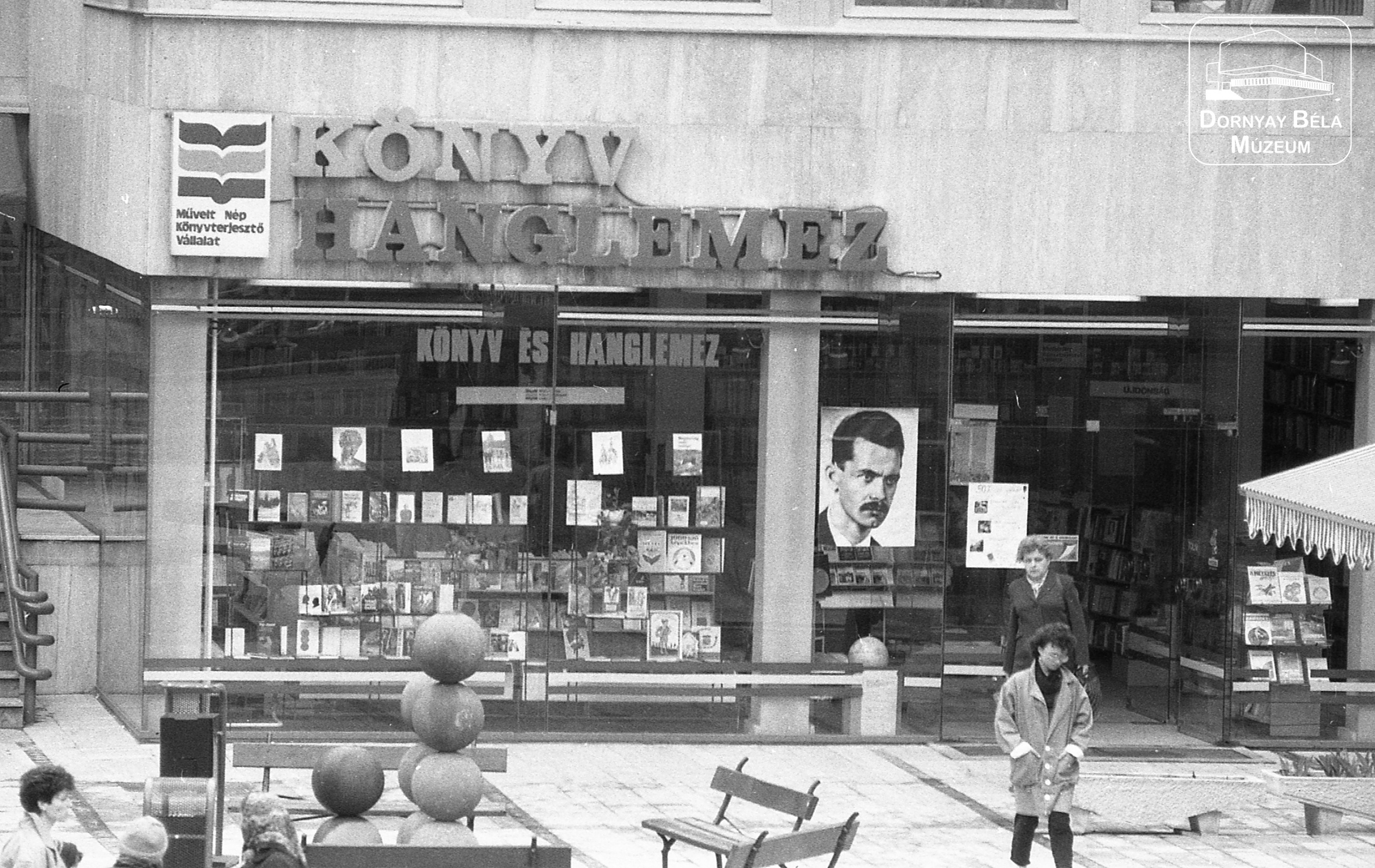 Salgótarjáni könyvesbolt (Dornyay Béla Múzeum, Salgótarján CC BY-NC-SA)