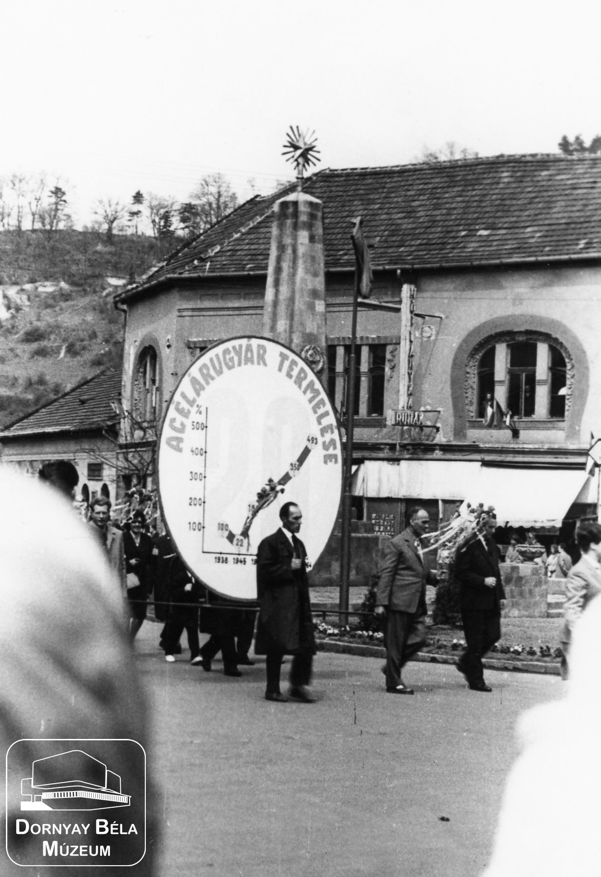 Acélgyári dolgozók felvonulása (Dornyay Béla Múzeum, Salgótarján CC BY-NC-SA)