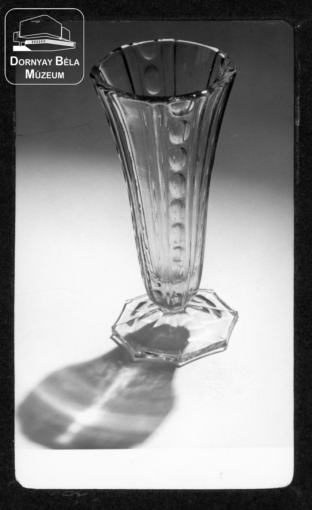 Öblösüveggyári termékfotók (Dornyay Béla Múzeum, Salgótarján CC BY-NC-SA)