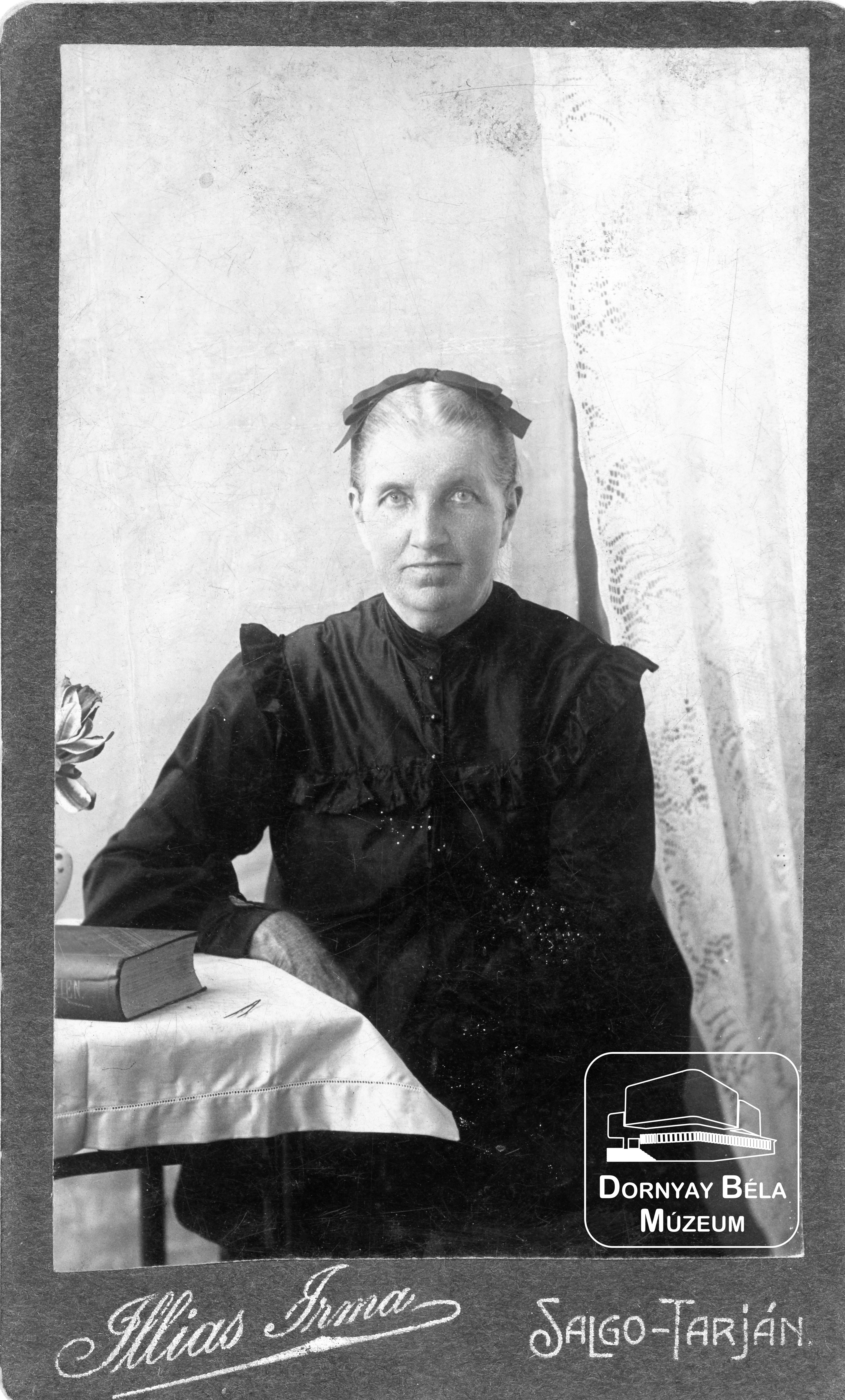 Asztalnál ülő nő fényképe (Dornyay Béla Múzeum, Salgótarján CC BY-NC-SA)
