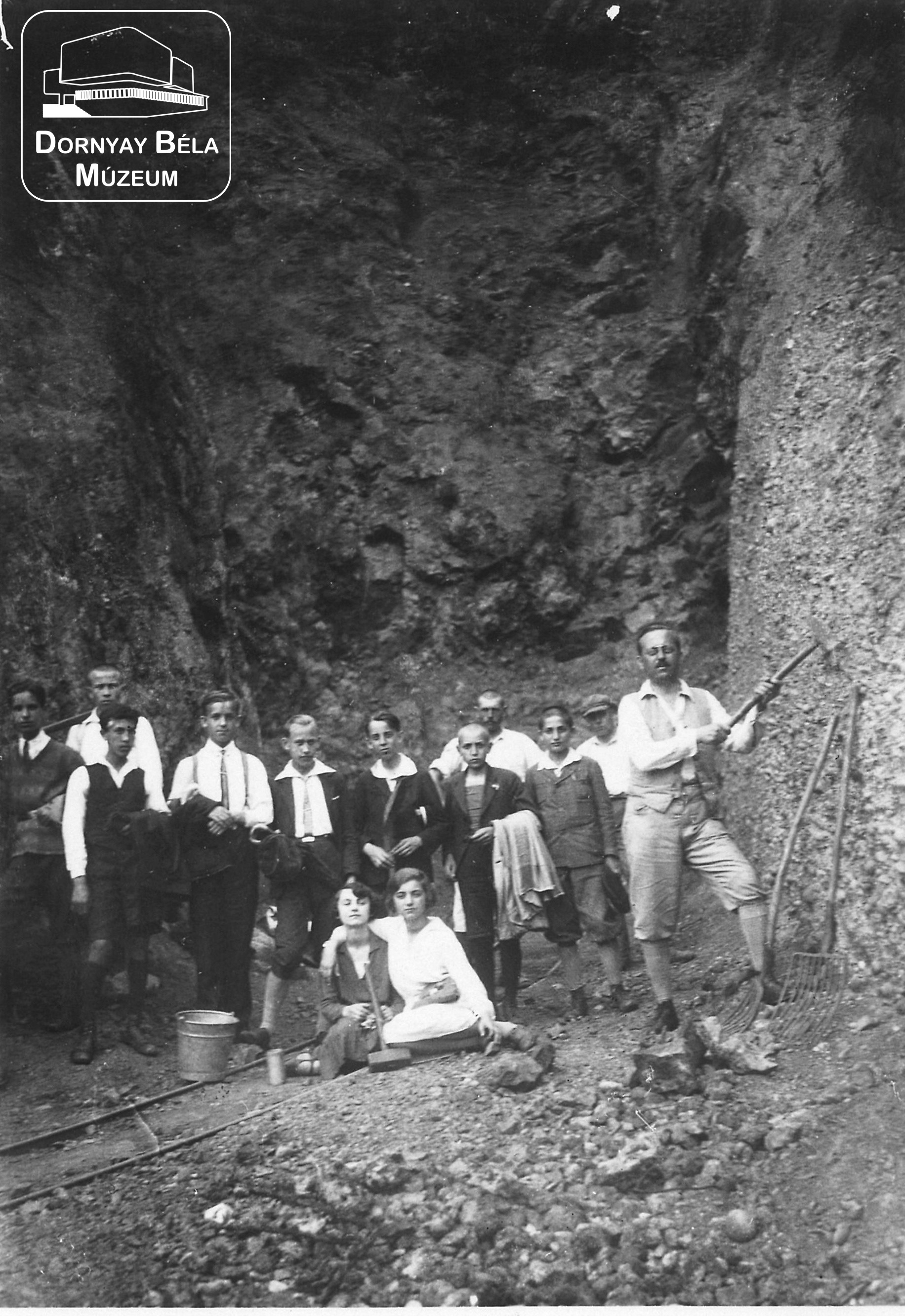 Dr. Dornyai Béla tanítványaival a Pécskő hegyi kőbányánál (Dornyay Béla Múzeum, Salgótarján CC BY-NC-SA)