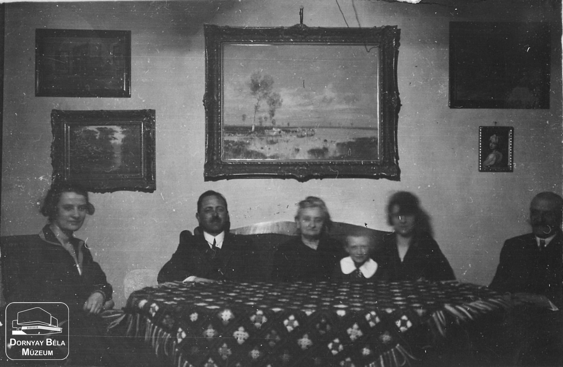 A Szmetana gyógyszerész család Dr. Dornyay Bélával. (Dornyay Béla Múzeum, Salgótarján CC BY-NC-SA)