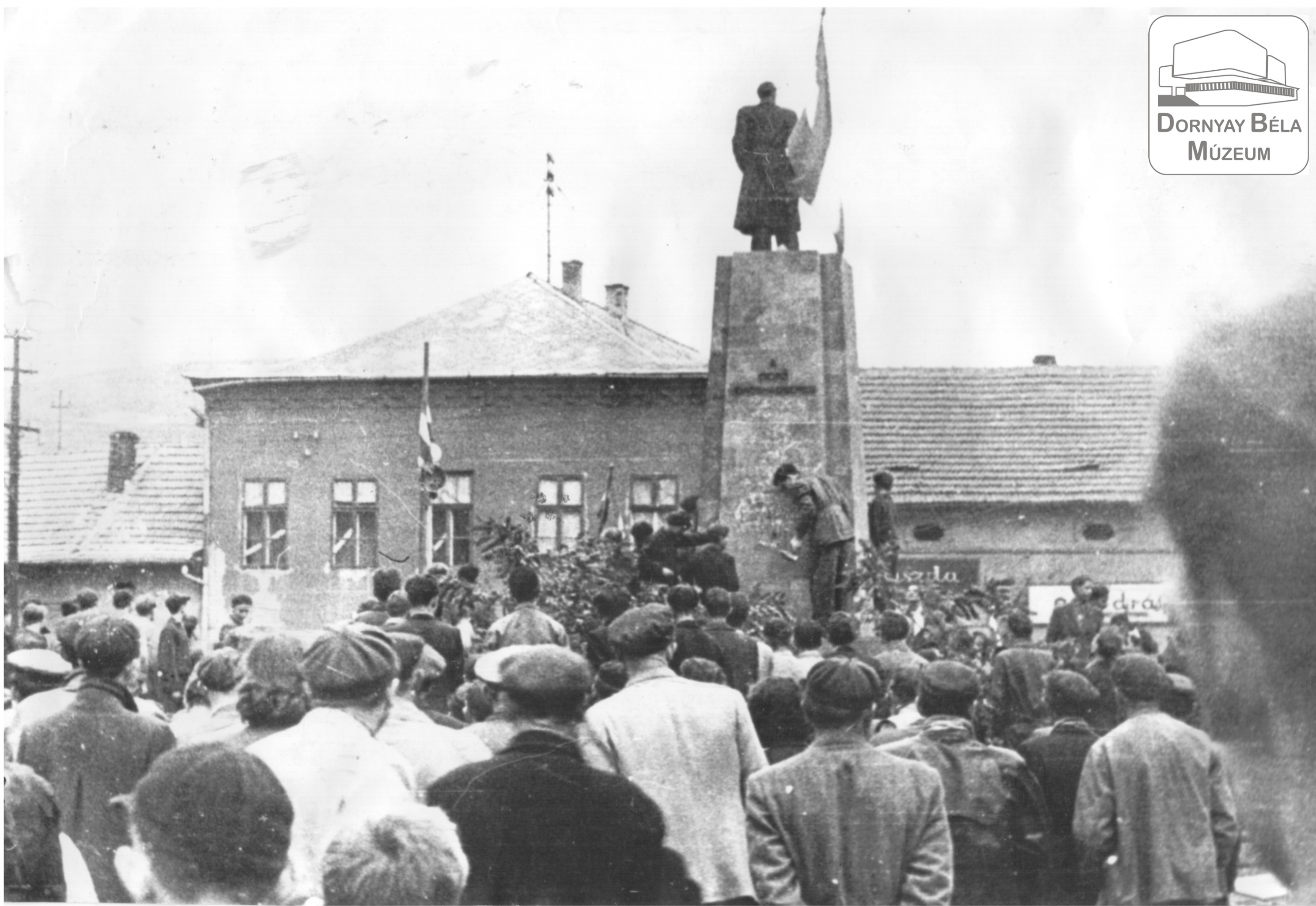 Salgótarjáni Szovjet hősi emlékmű ledöntése (Dornyay Béla Múzeum, Salgótarján CC BY-NC-SA)