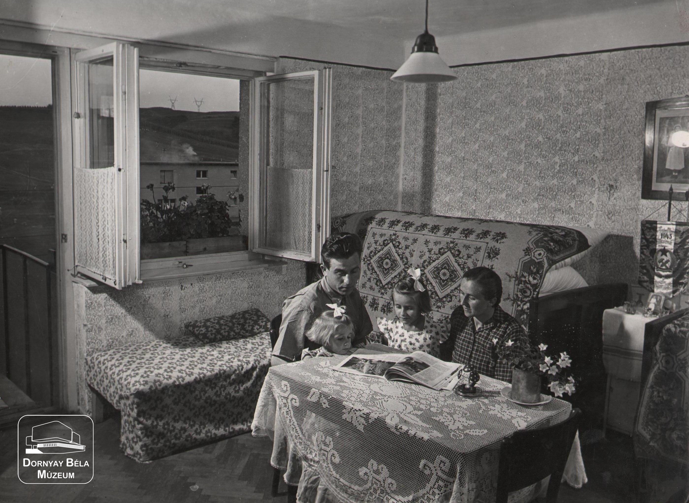 Nagybátony bányavárosi lakásbelső, bányász a családjával. (Dornyay Béla Múzeum, Salgótarján CC BY-NC-SA)