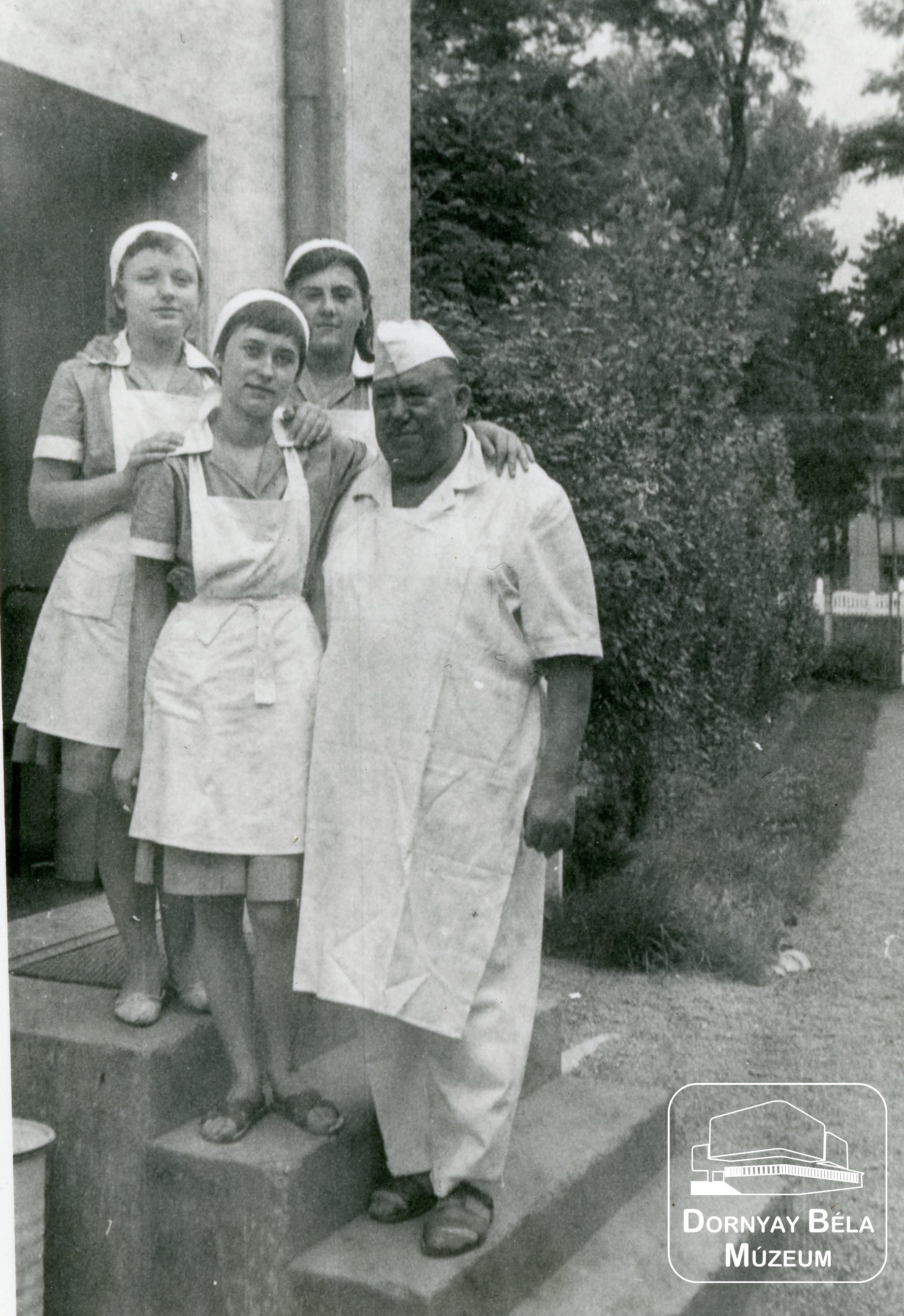 Szegedi József szakács, konyhai dolgozókkal (Dornyay Béla Múzeum, Salgótarján CC BY-NC-SA)