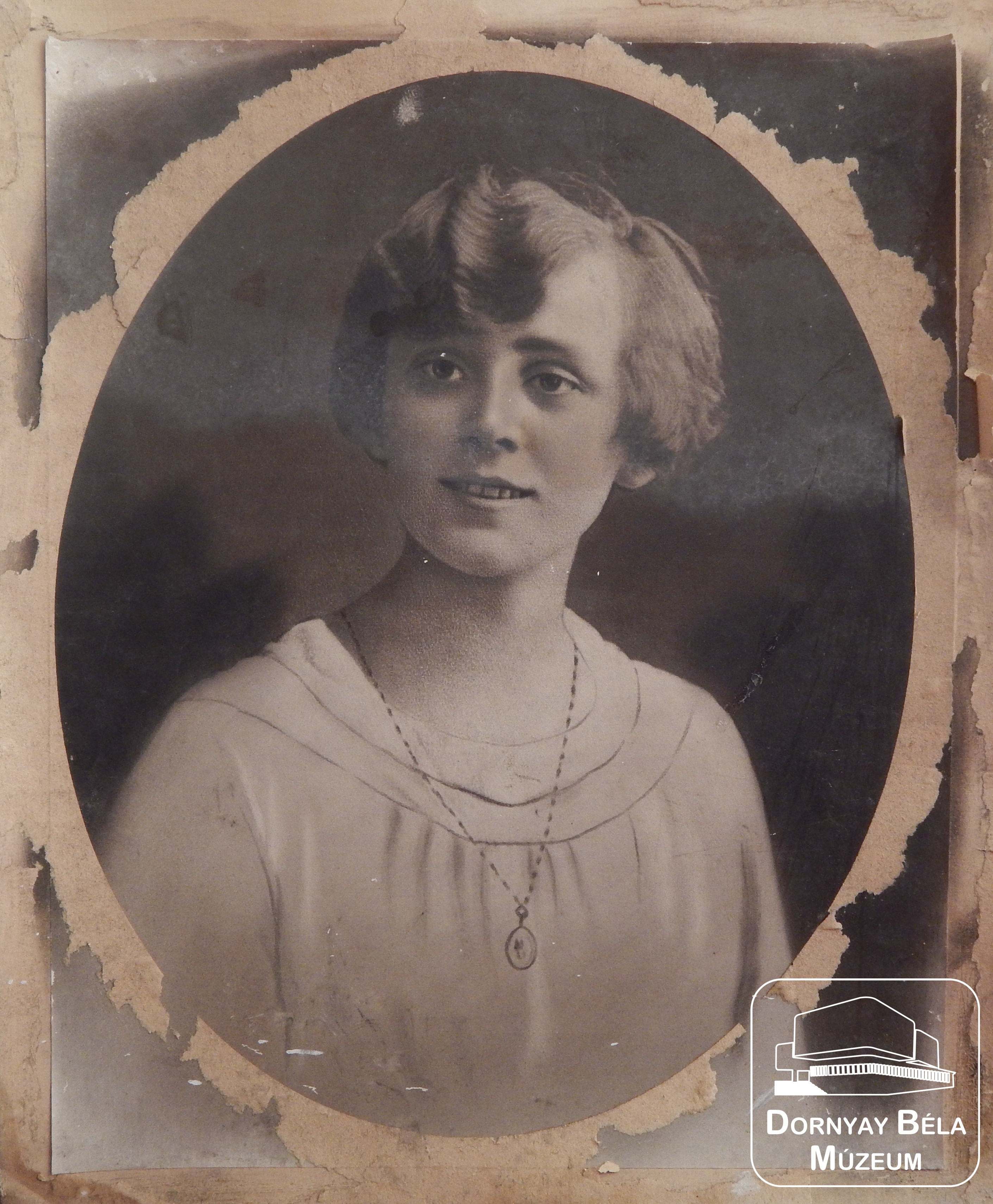 Fiatal nő portréja az 1910-es, 1920-as évekből (Dornyay Béla Múzeum, Salgótarján CC BY-NC-SA)