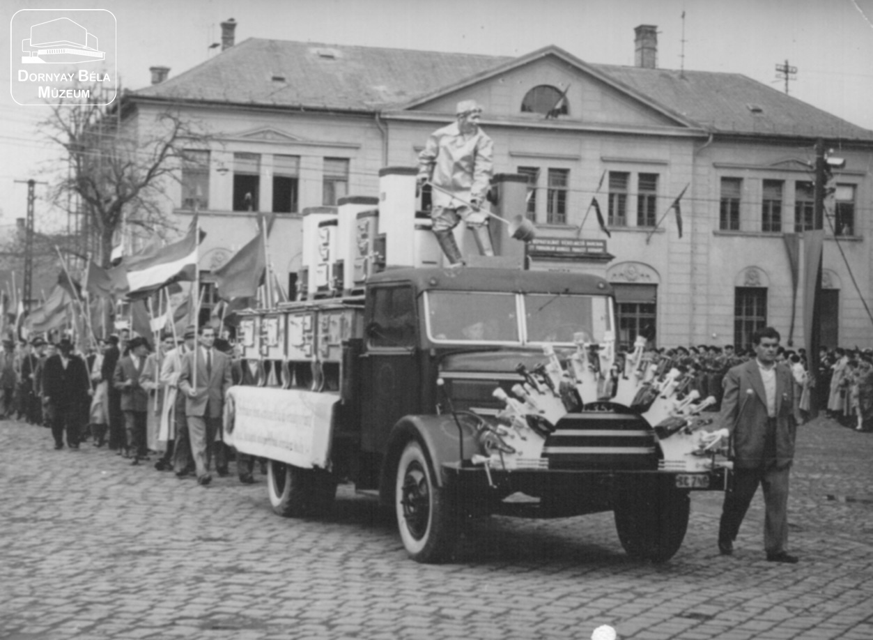 Acélgyári dolgozók felvonulása május 1-én. (Dornyay Béla Múzeum, Salgótarján CC BY-NC-SA)
