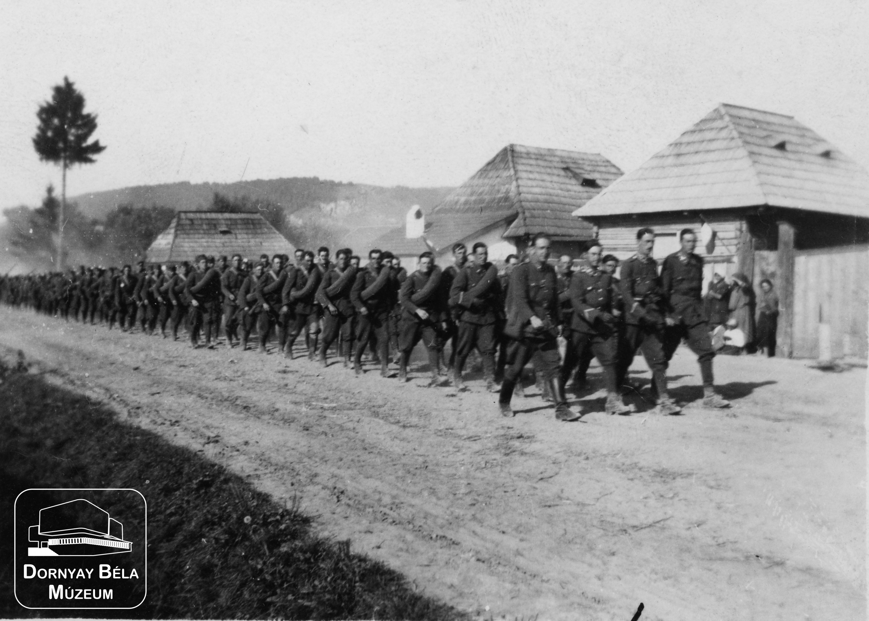 A nyári nagygyakorlatokról hazafelé menetelő katonák (Dornyay Béla Múzeum, Salgótarján CC BY-NC-SA)