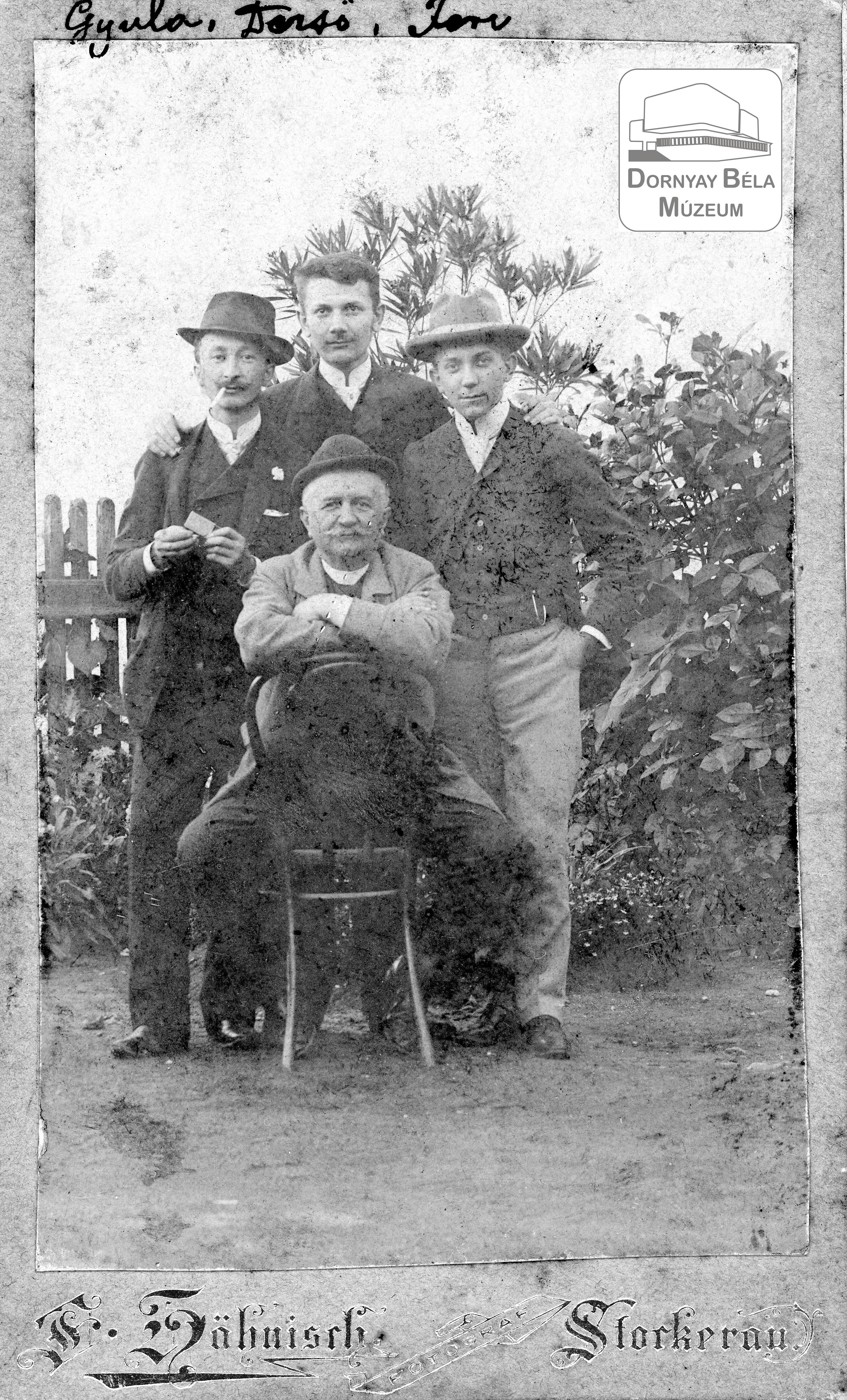 Krúdy család. Krúdy Bertalan mögötte balról: Krúdy Gyula, Krúdy Dezső, Krúdy Ferenc (Dornyay Béla Múzeum, Salgótarján CC BY-NC-SA)