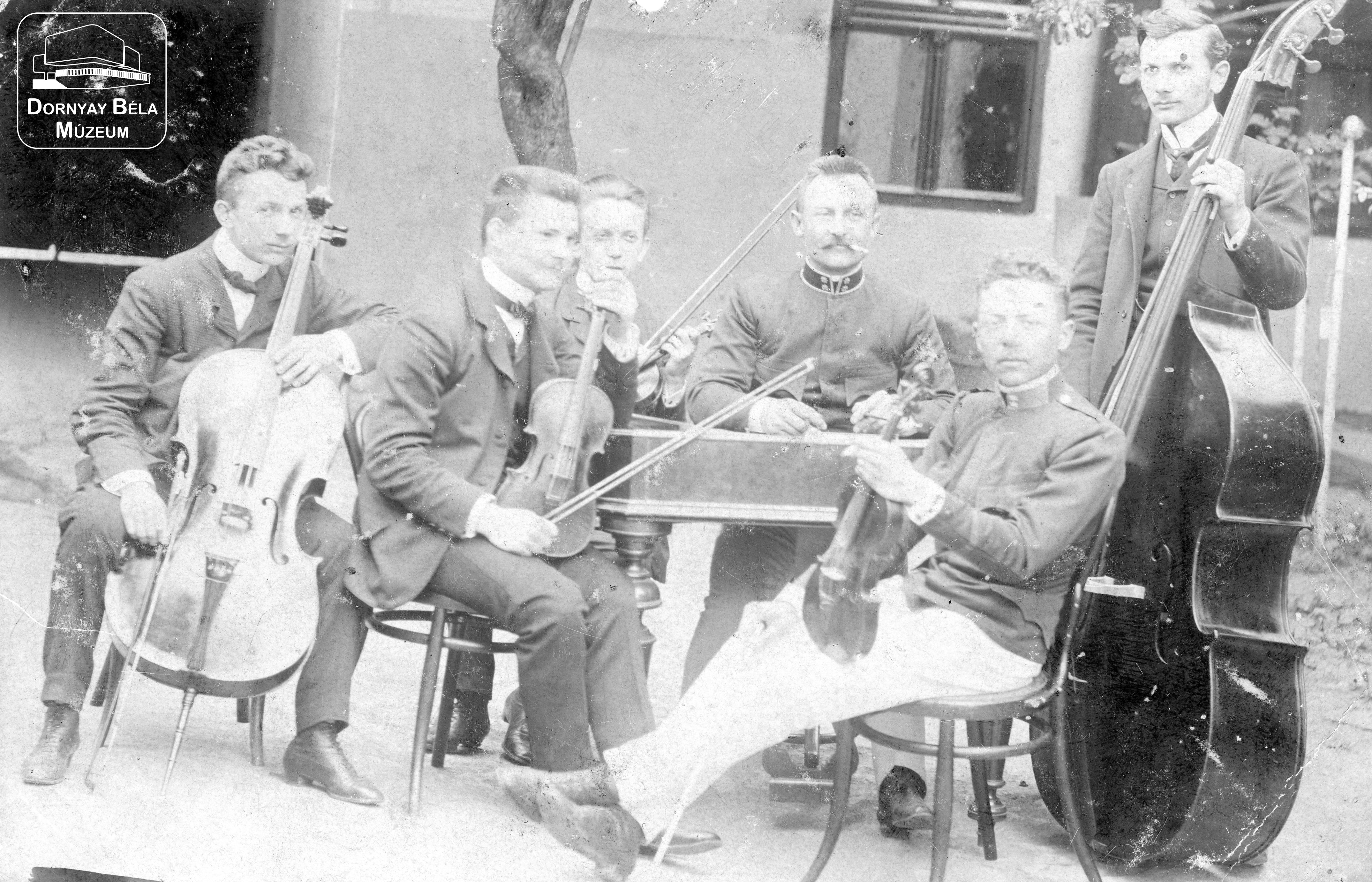 Csoportkép. Zenészek balról az első Krúdy Pál (Dornyay Béla Múzeum, Salgótarján CC BY-NC-SA)