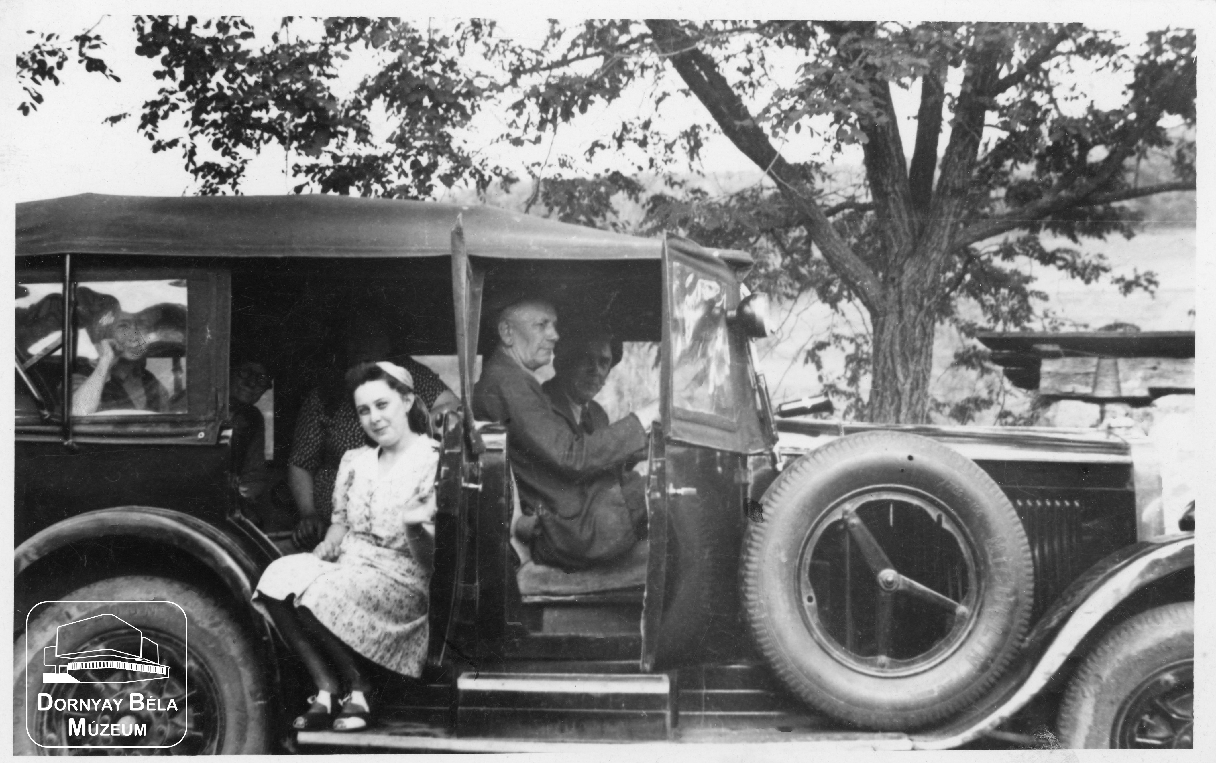 Krúdy Pál és második felesége Valéria autóban (Dornyay Béla Múzeum, Salgótarján CC BY-NC-SA)
