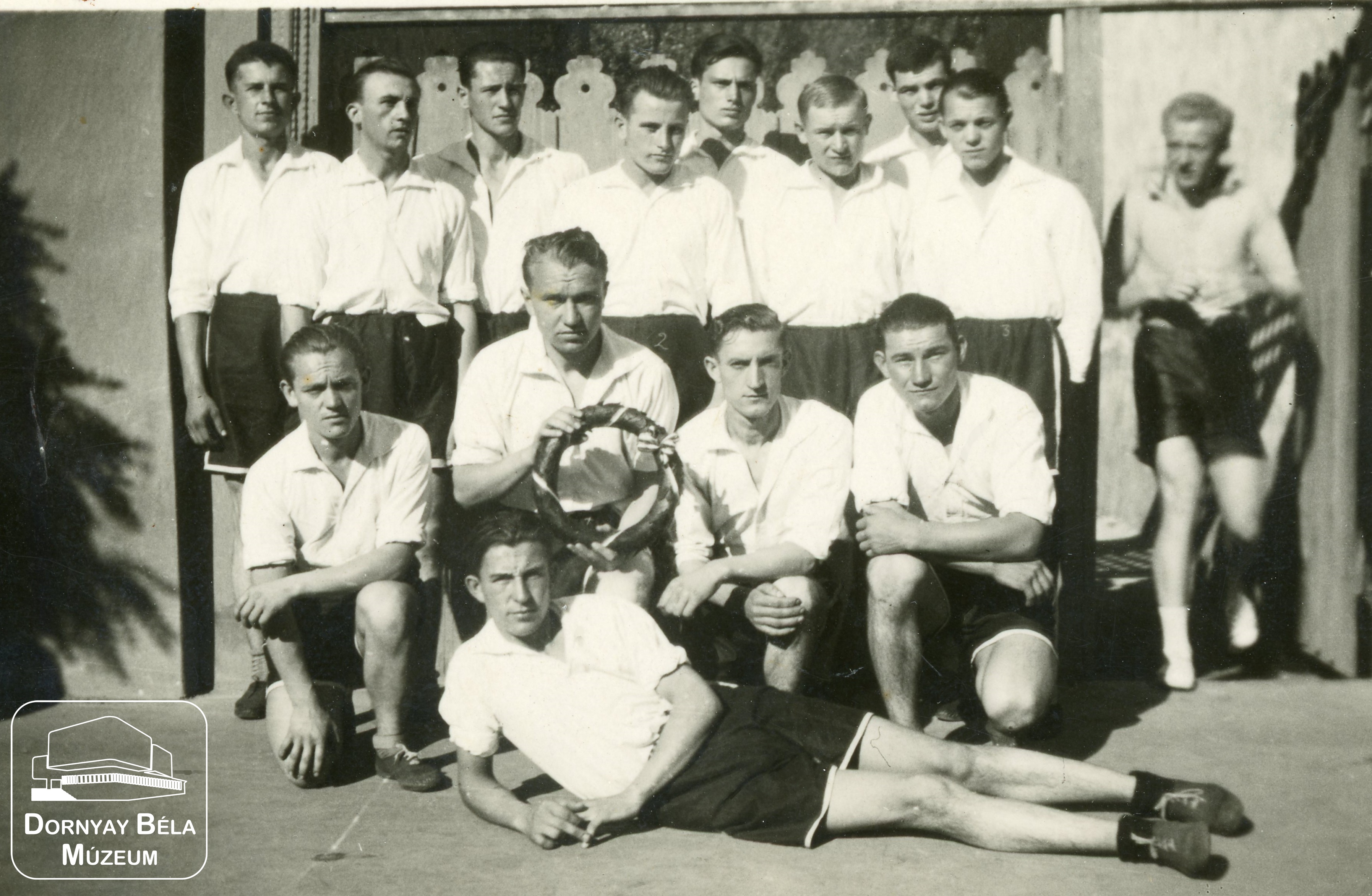 Üveggyári focisták. Térdelő sorban balról az első Toldi István. (Dornyay Béla Múzeum, Salgótarján CC BY-NC-SA)