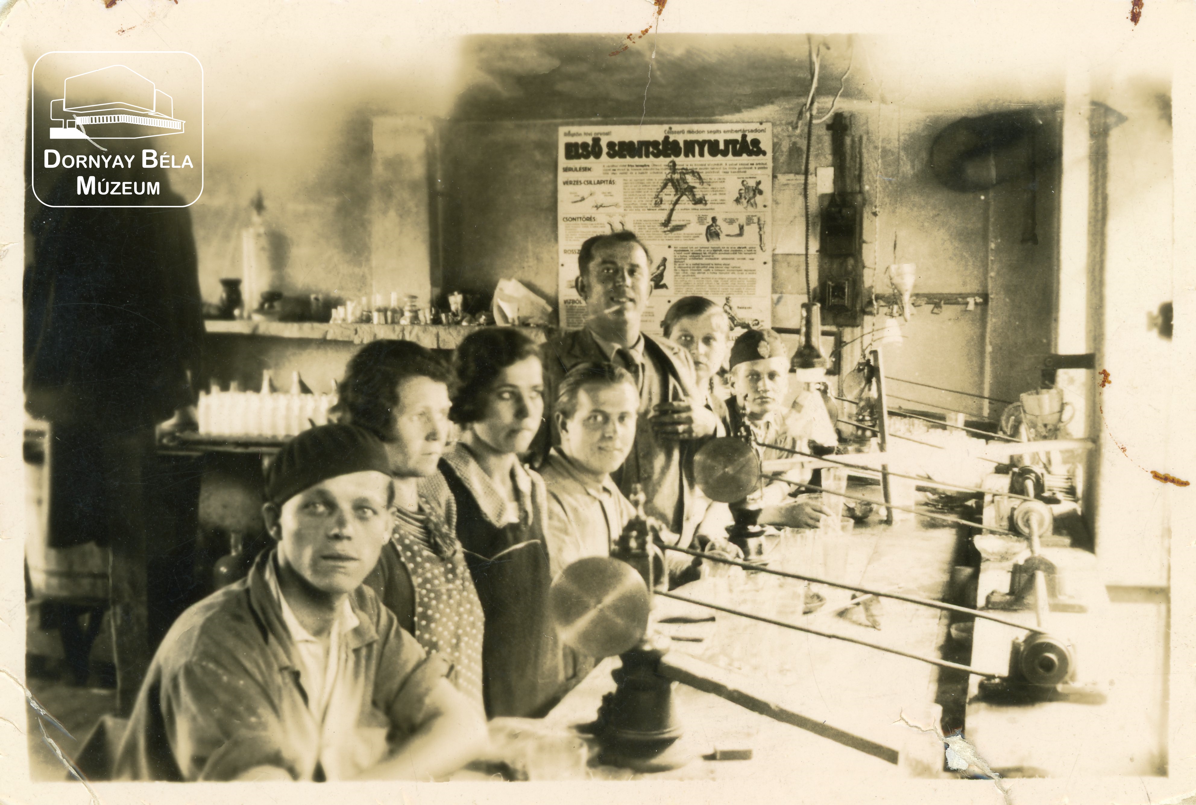 Üveggyári csiszoló műhely dolgozókkal, köztük elől Toldi István. (Dornyay Béla Múzeum, Salgótarján CC BY-NC-SA)