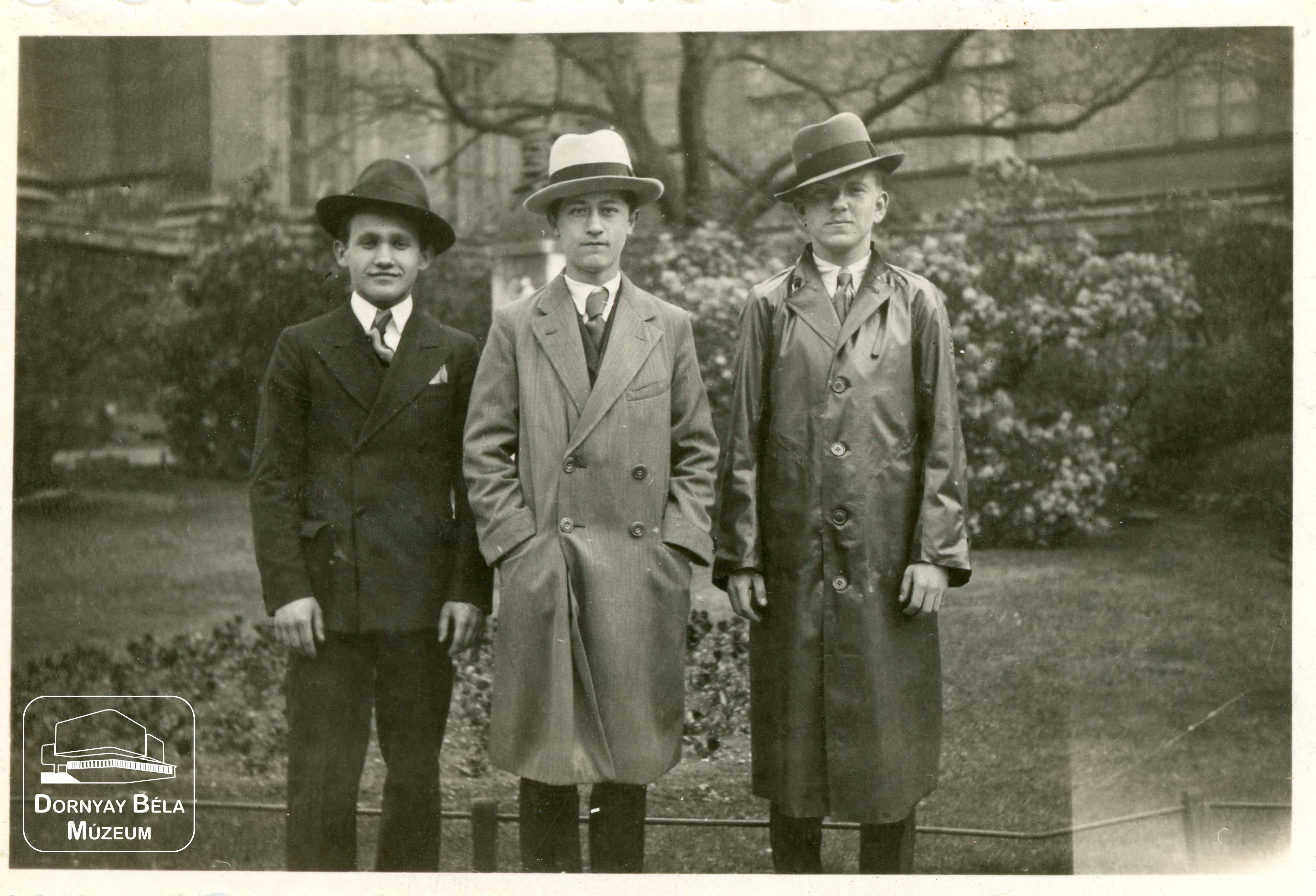 Csoportkép. Három fiatal férfi, a kor divatja szerinti öltözetben. (Dornyay Béla Múzeum, Salgótarján CC BY-NC-SA)