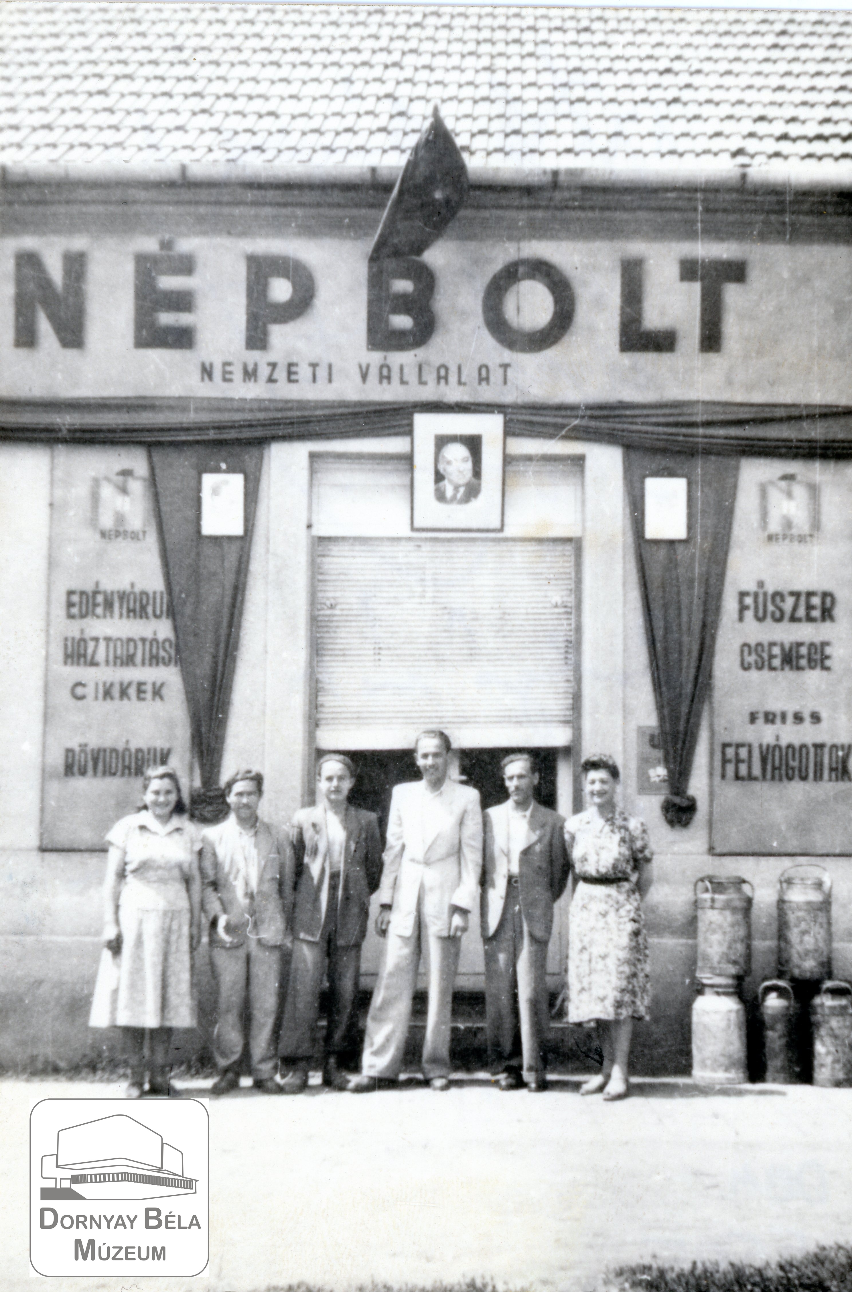 Salgó úti Népbolt bejárata a dolgozókkal. (Dornyay Béla Múzeum, Salgótarján CC BY-NC-SA)