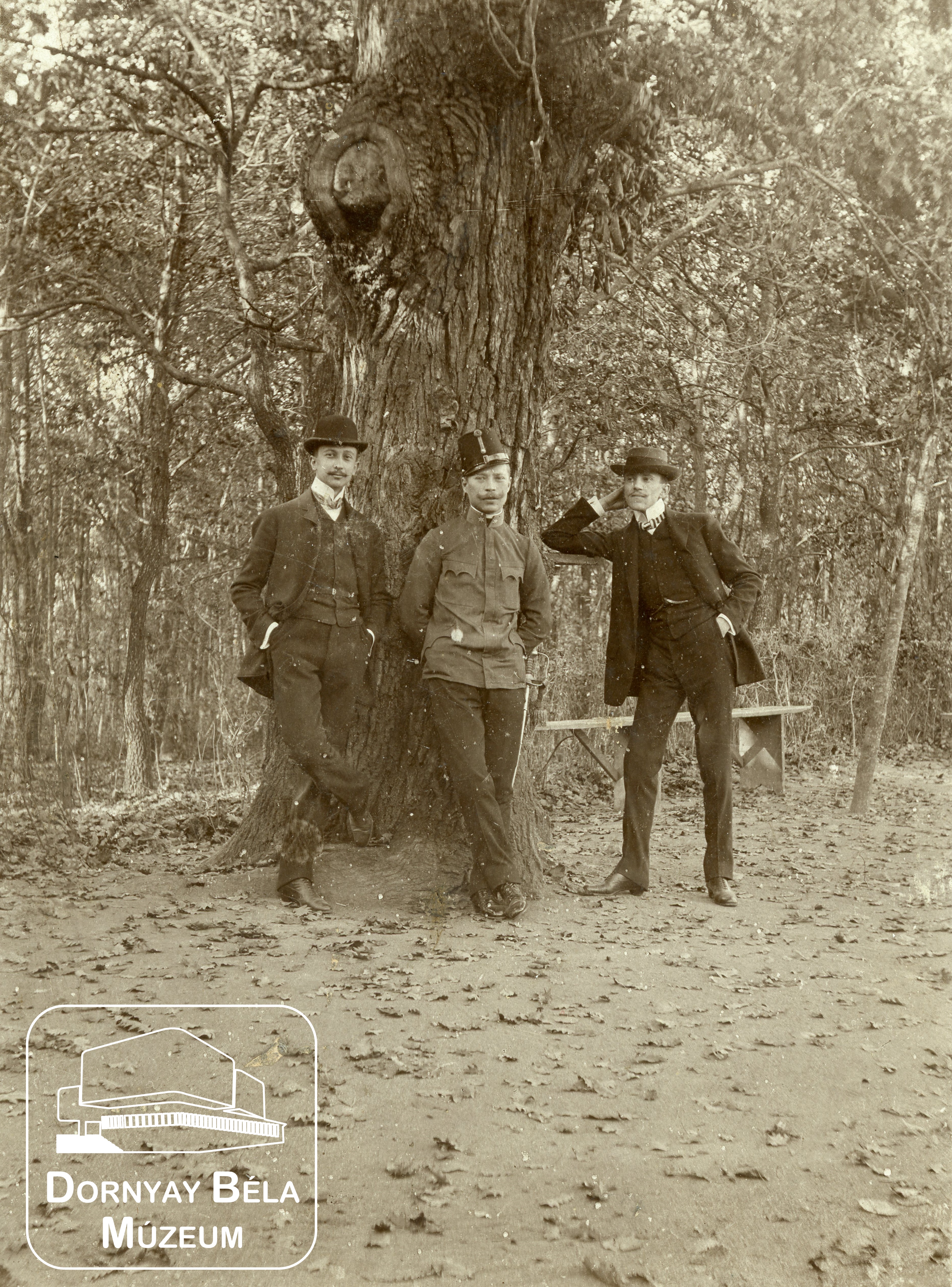 Három férfi egy fatörzsnél, középen Krúdy hadnagy. (Dornyay Béla Múzeum, Salgótarján CC BY-NC-SA)