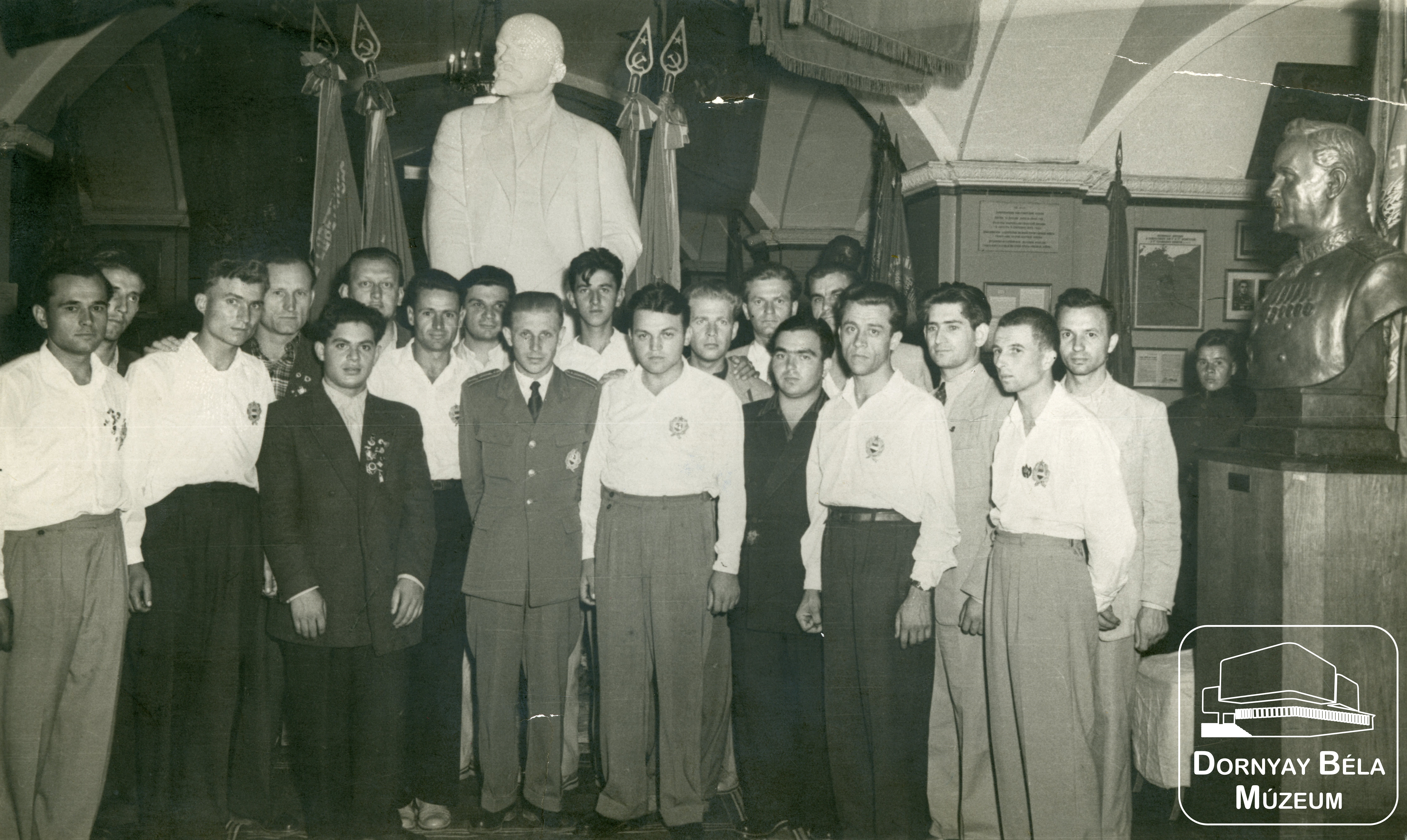 Világ Ifjúsági találkozós csoportkép, köztük Nógrád megyéből 11 fős delegáció. (Dornyay Béla Múzeum, Salgótarján CC BY-NC-SA)