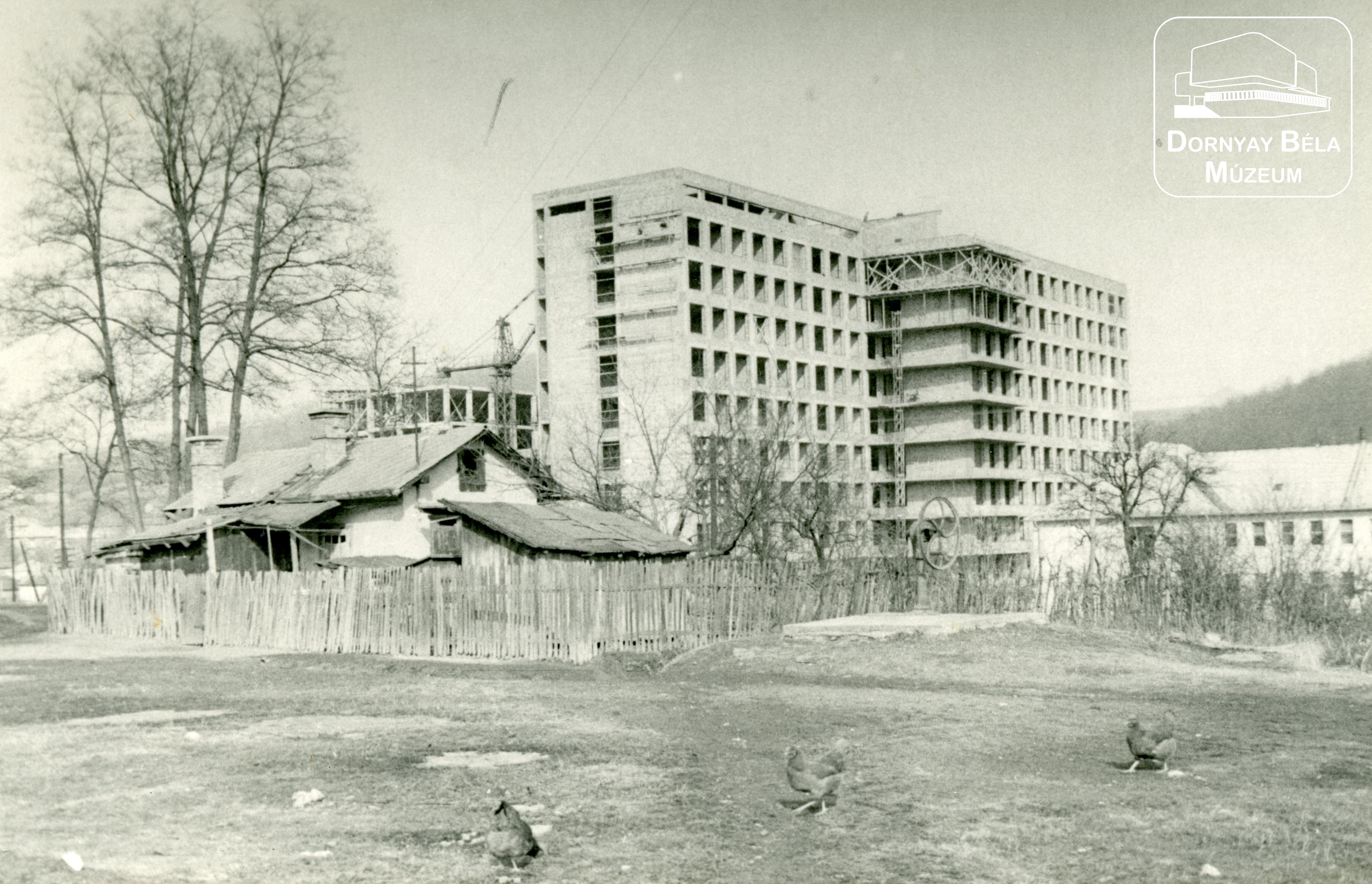 Épülő Megyei Kórház , előtérben az Öreg József telep egy bányászháza. (Dornyay Béla Múzeum, Salgótarján CC BY-NC-SA)