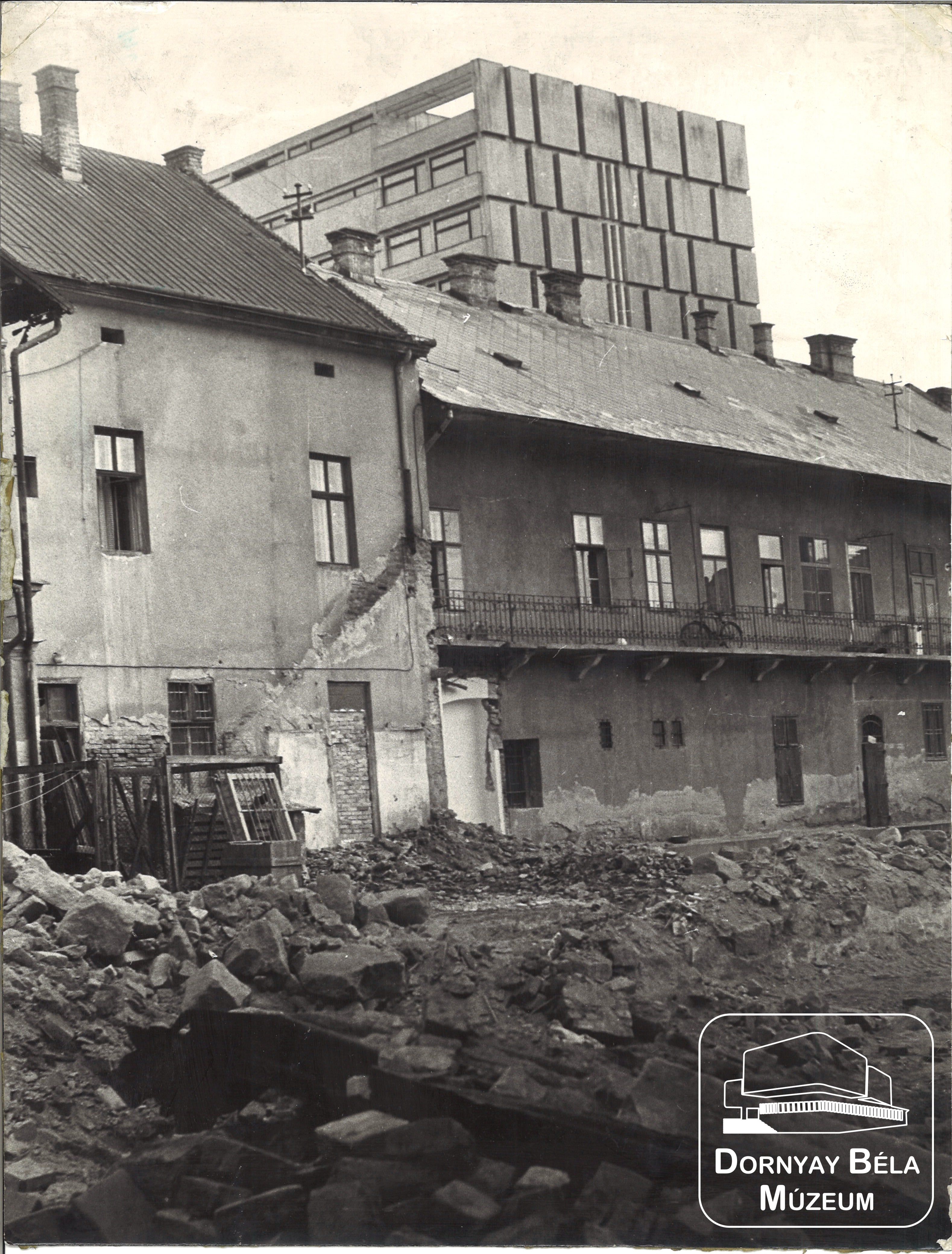 A salgótarjáni Fő utca keleti oldalának bontása. (Dornyay Béla Múzeum, Salgótarján CC BY-NC-SA)