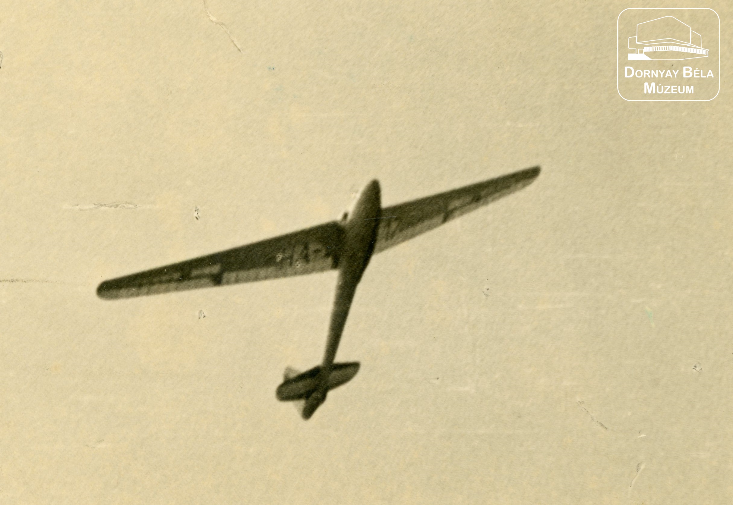 Vitorlázó repülő az 1941 évben szervezett cserkész repülőtábor fölött. Hármashatár- hegy. (Dornyay Béla Múzeum, Salgótarján CC BY-NC-SA)