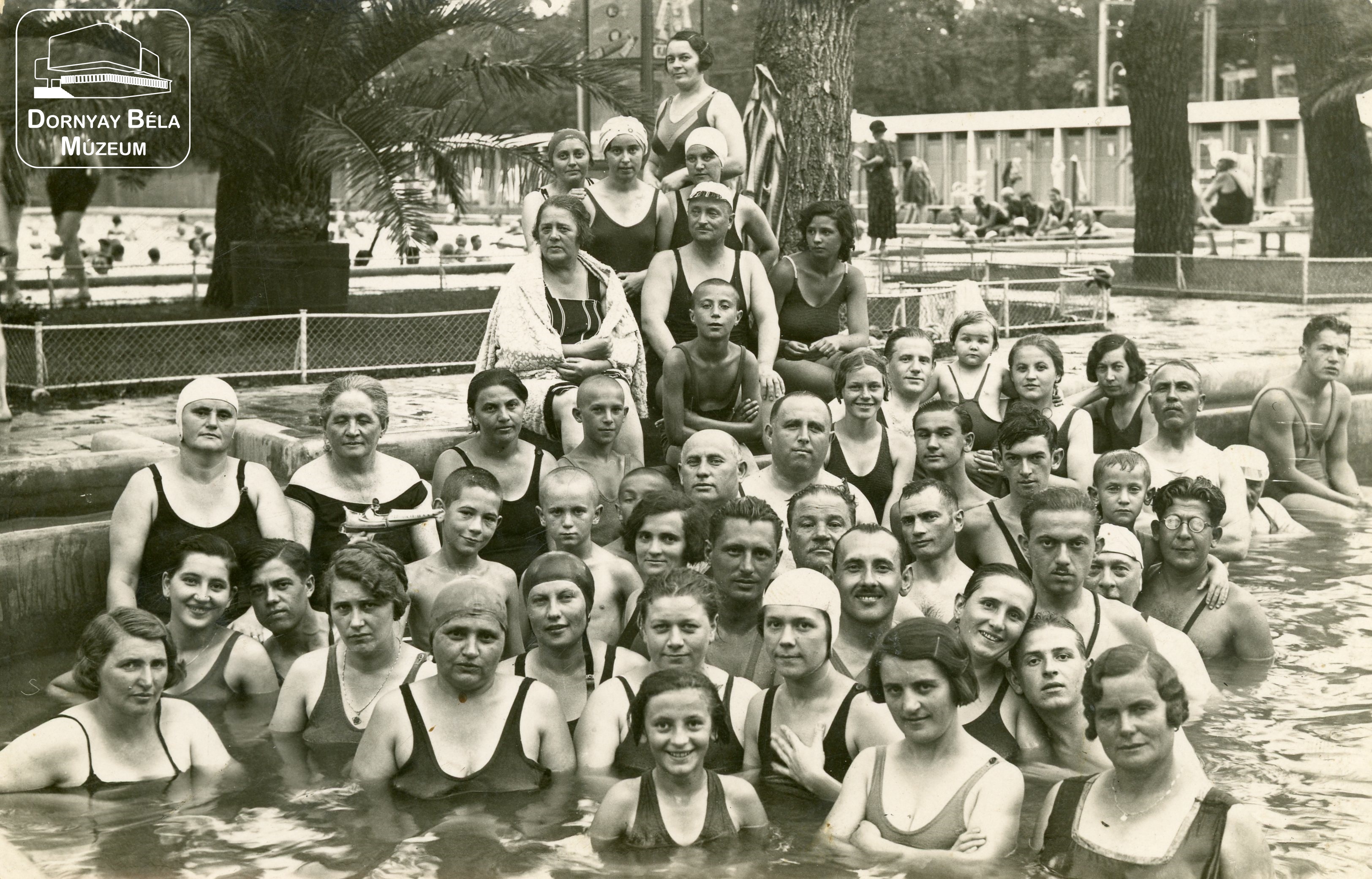 A Hajdúszoboszlói Gyógyfürdő strandolói, köztük ifj Cserven Sándor. (Dornyay Béla Múzeum, Salgótarján CC BY-NC-SA)