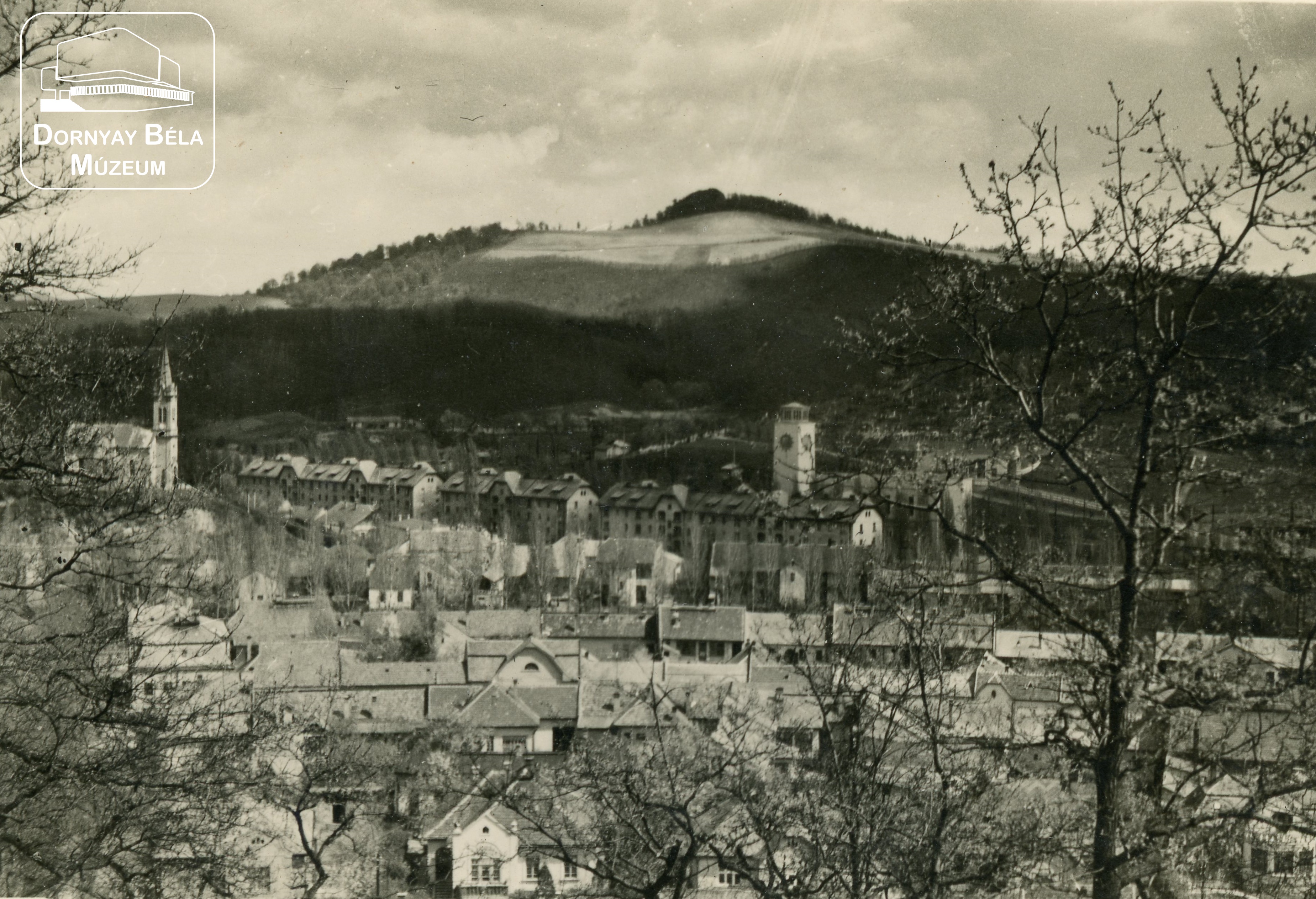 Az acélgyári városrész és új telep, háttérben a Pécskő hegy. (Dornyay Béla Múzeum, Salgótarján CC BY-NC-SA)