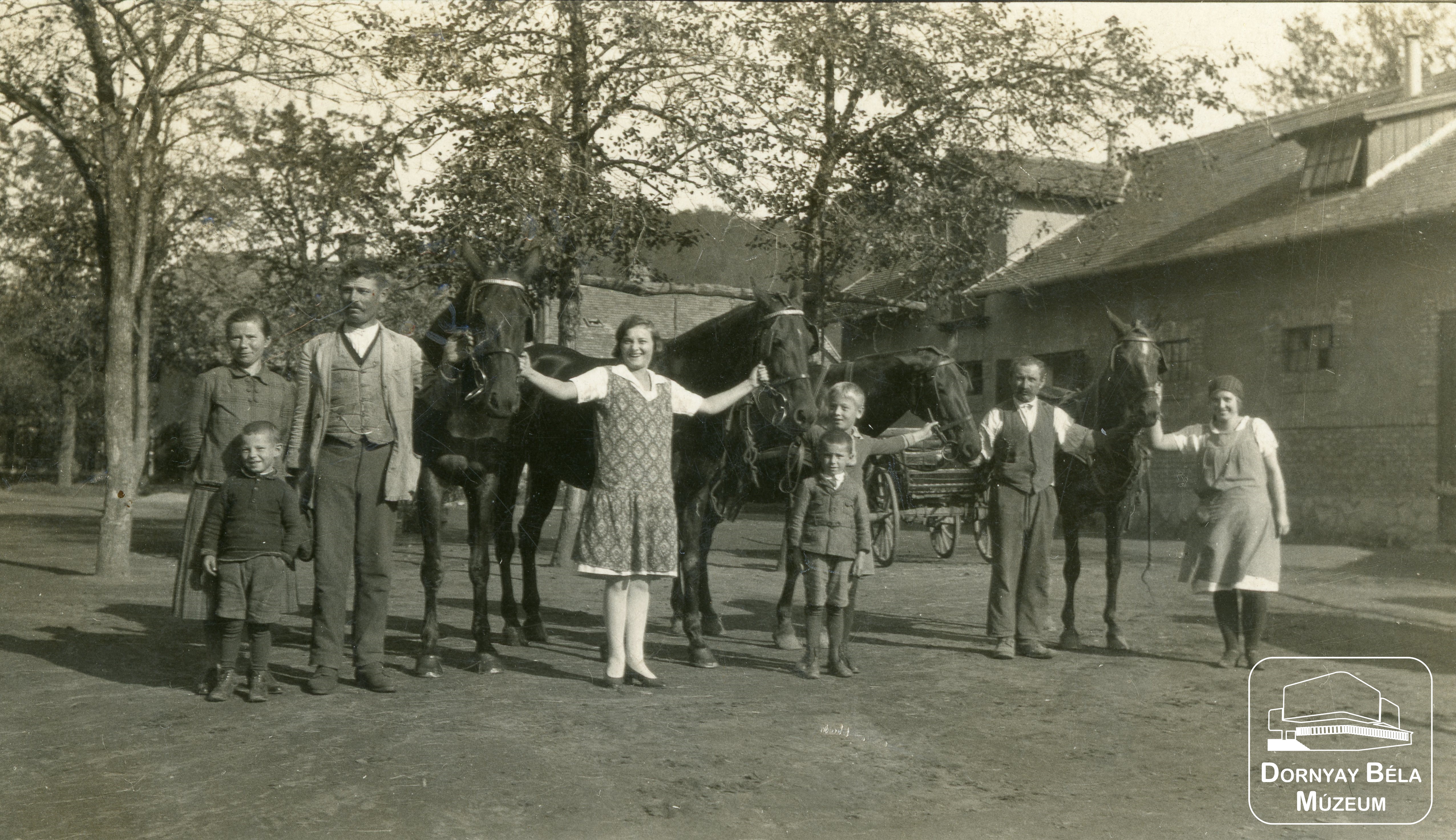 Bene Péter családja, lovaikkal. (Dornyay Béla Múzeum, Salgótarján CC BY-NC-SA)