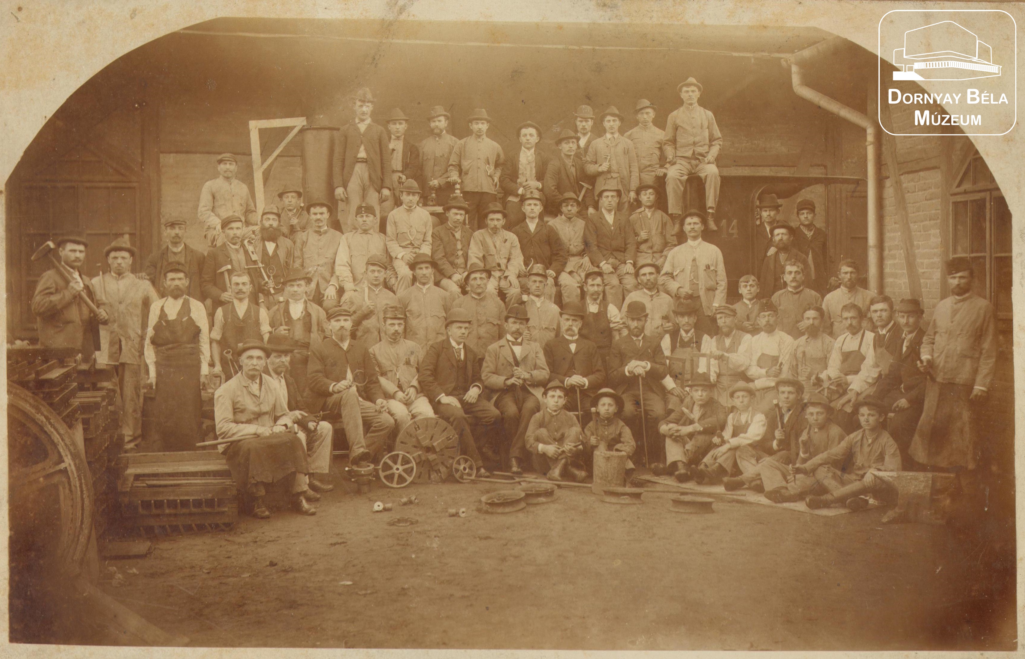 Inászó-bányatelepi gépműhely vezetői és dolgozói. (Dornyay Béla Múzeum, Salgótarján CC BY-NC-SA)