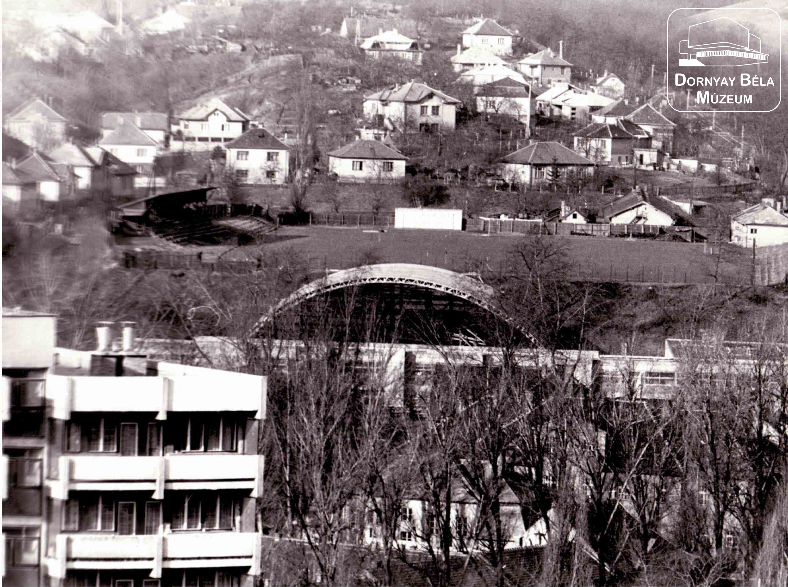 Az épülő új sportcsarnok, mögötte a régi SBTC pálya (Dornyay Béla Múzeum, Salgótarján CC BY-NC-SA)