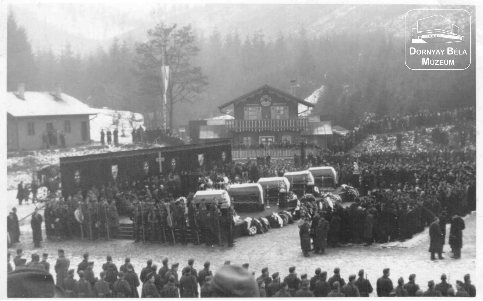A Radnai havasokban elhunyt salgótarjáni acélgyári levente síelők első csoportjának temetési szertartása (Dornyay Béla Múzeum, Salgótarján CC BY-NC-SA)