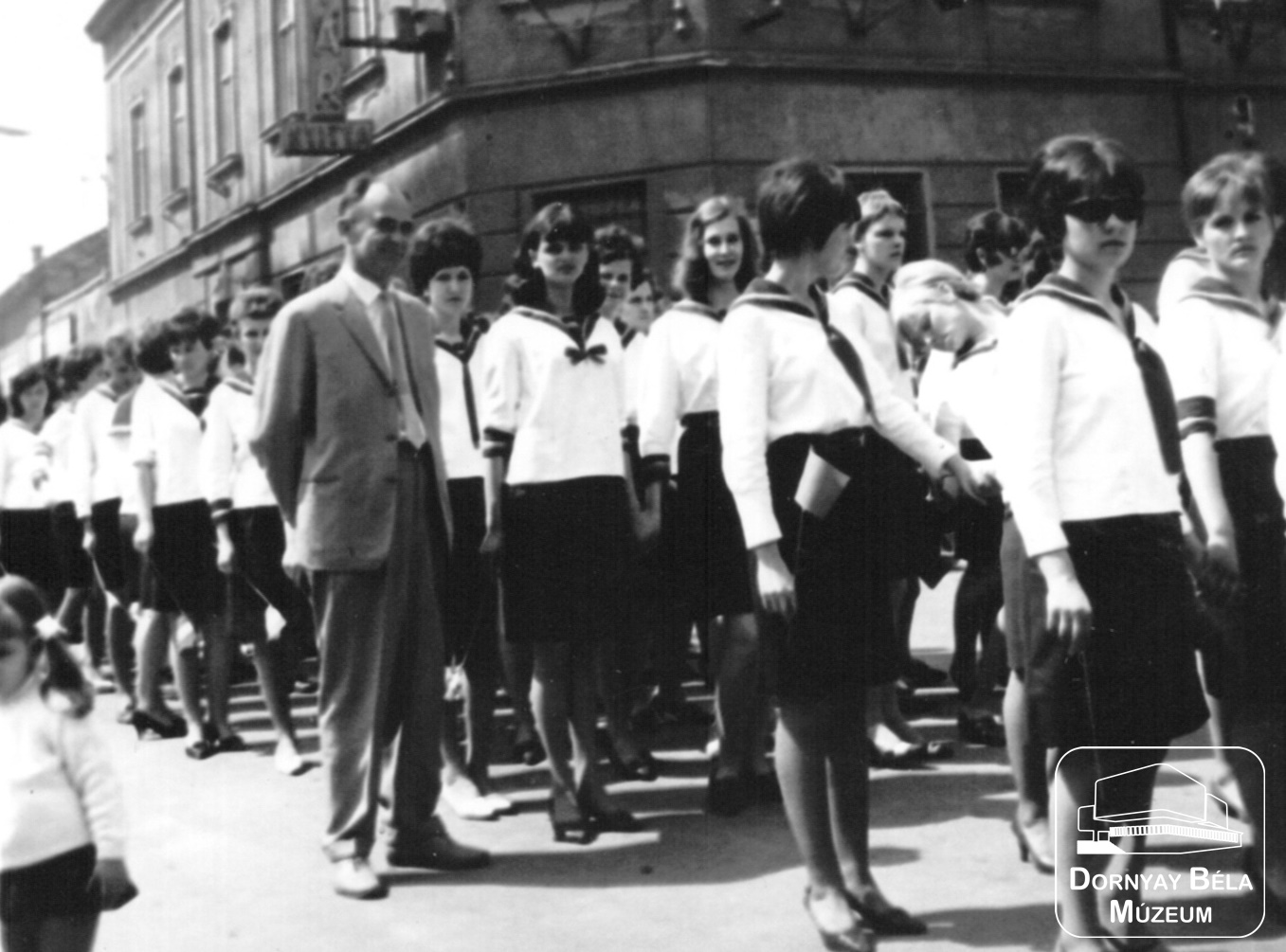Salgótarján, 1965. Május 1. Közgazdasági szakközépiskola diákjai (Dornyay Béla Múzeum, Salgótarján CC BY-NC-SA)