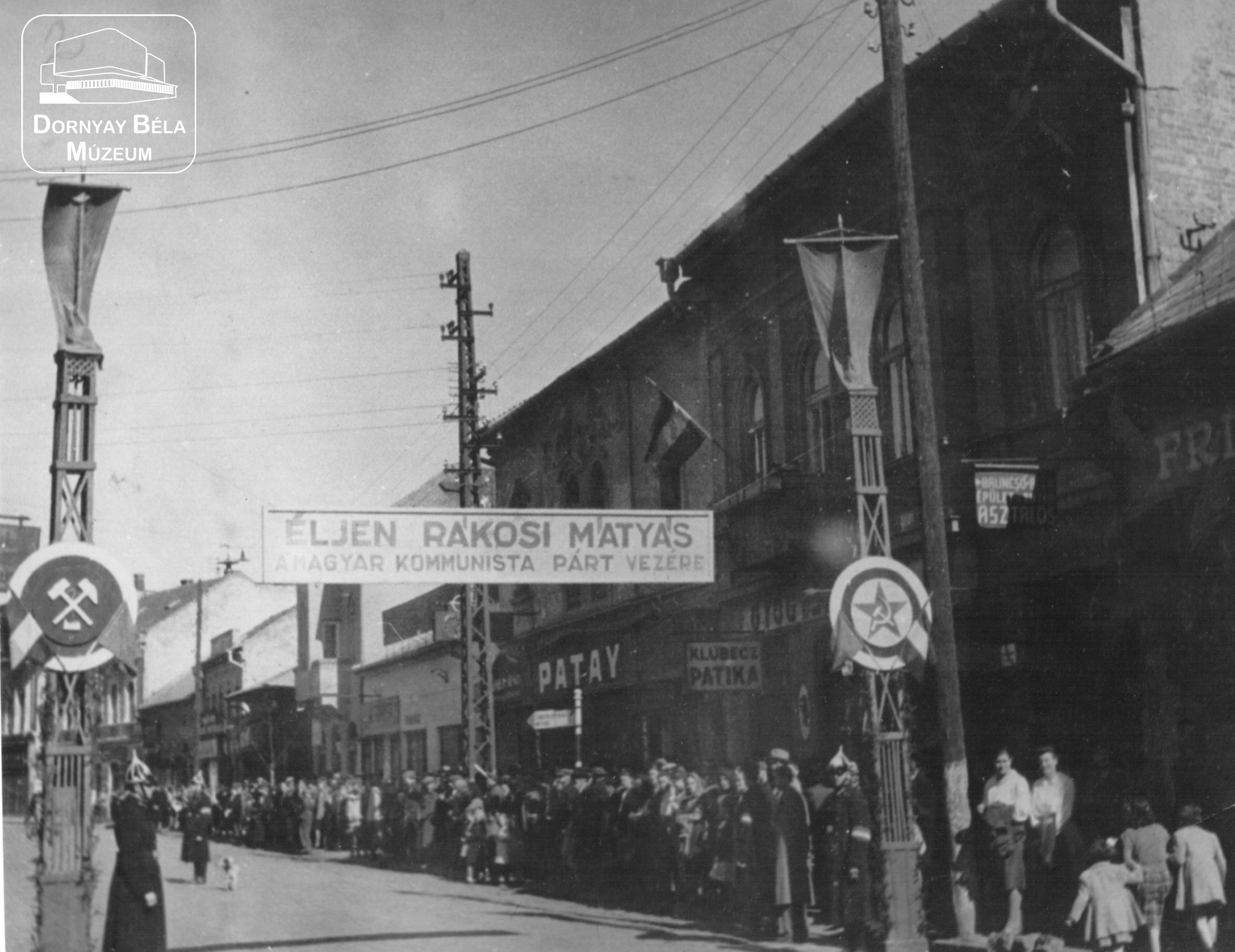 Salgótarján, Nagygyűlés előtt a Fő utcán, 1945.márc.25. MKP. (Dornyay Béla Múzeum, Salgótarján CC BY-NC-SA)
