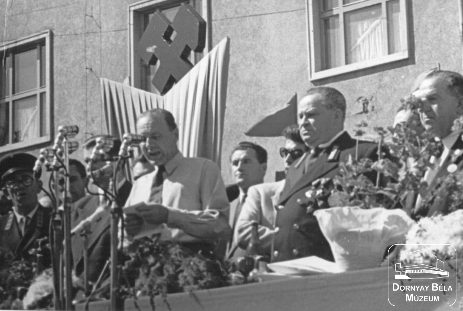 Salgótarján, 1960-as Bányásznap,  Kádár János, ünnepi szónok, mellette Pothornik József (Dornyay Béla Múzeum, Salgótarján CC BY-NC-SA)