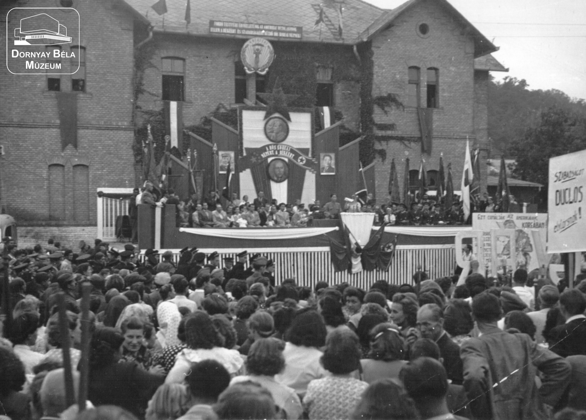 Békenagygyűlés a koreai népért a salgótarjáni Főtéren, 1952.06.30. (Dornyay Béla Múzeum, Salgótarján CC BY-NC-SA)
