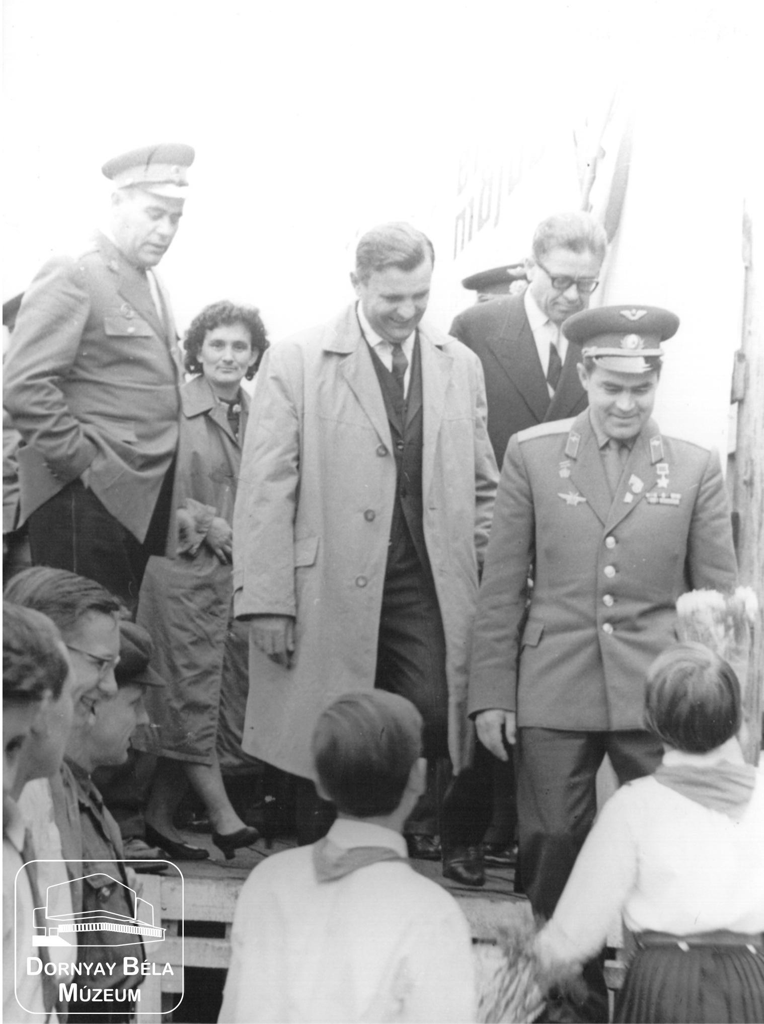 Salgótarján, Május 1-i ünnepség 1964-ben, Andrijan Nyikolajev szovjet űrhajós részvételével.. (Dornyay Béla Múzeum, Salgótarján CC BY-NC-SA)