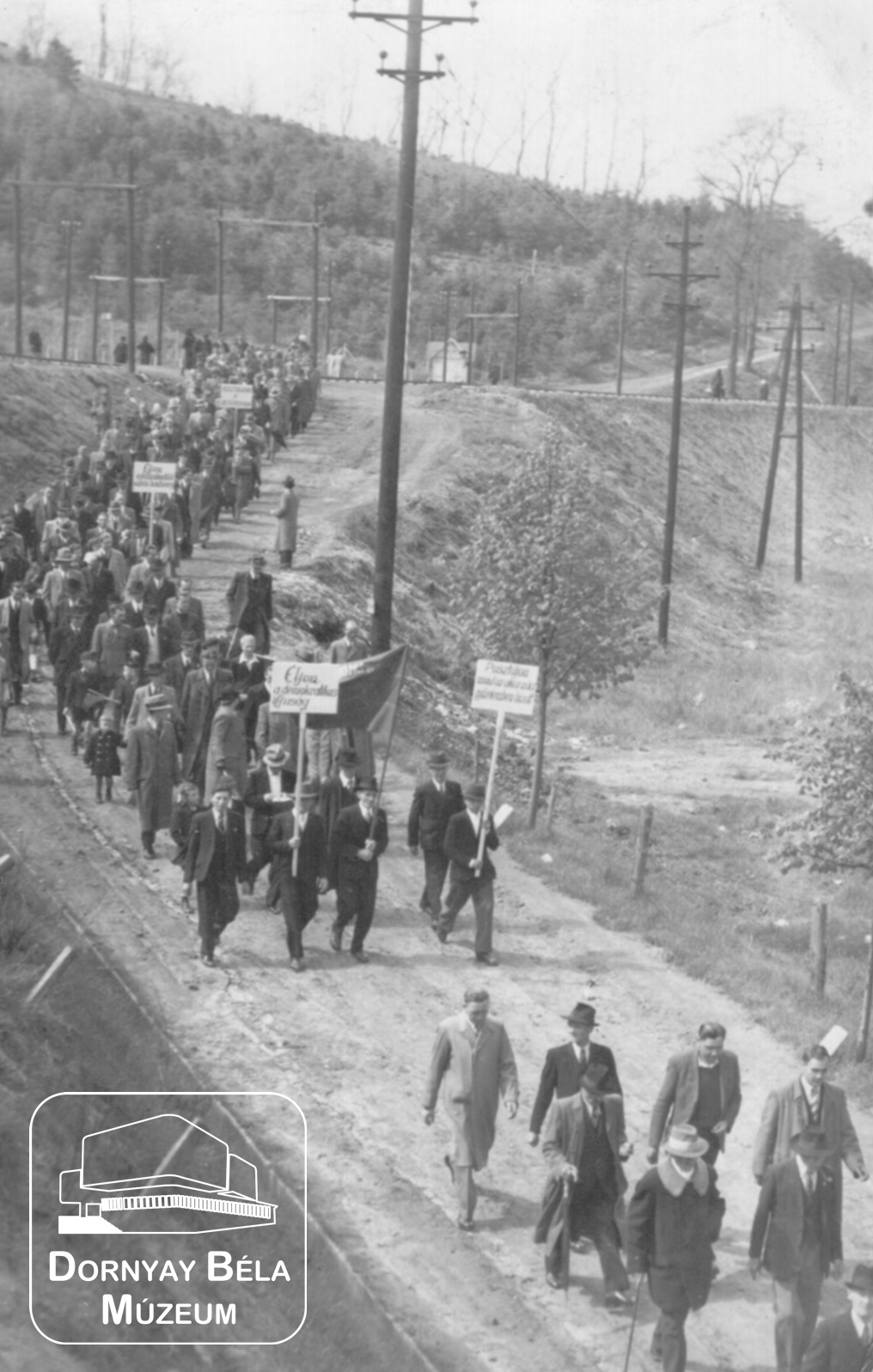 Salgótarján, 1945. március 25. MKP nagygyűlésre indul az acélgyári dolgozók egy csoportja. (Dornyay Béla Múzeum, Salgótarján CC BY-NC-SA)