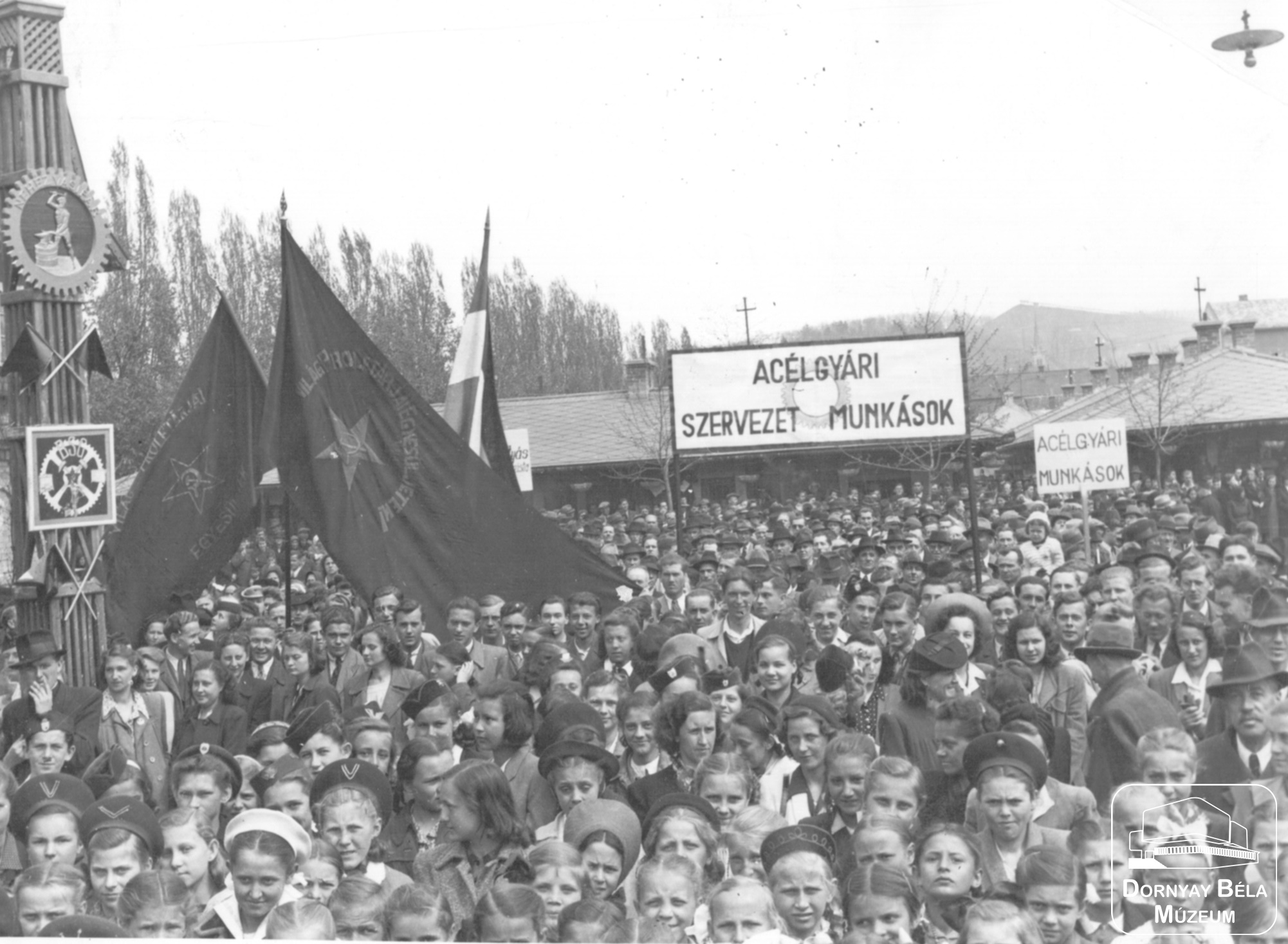 A salgótarjáni  Acélárúgyár szervezett munkásainak és az iskola tanulóinak felvonulása 1945.május 1. (Dornyay Béla Múzeum, Salgótarján CC BY-NC-SA)