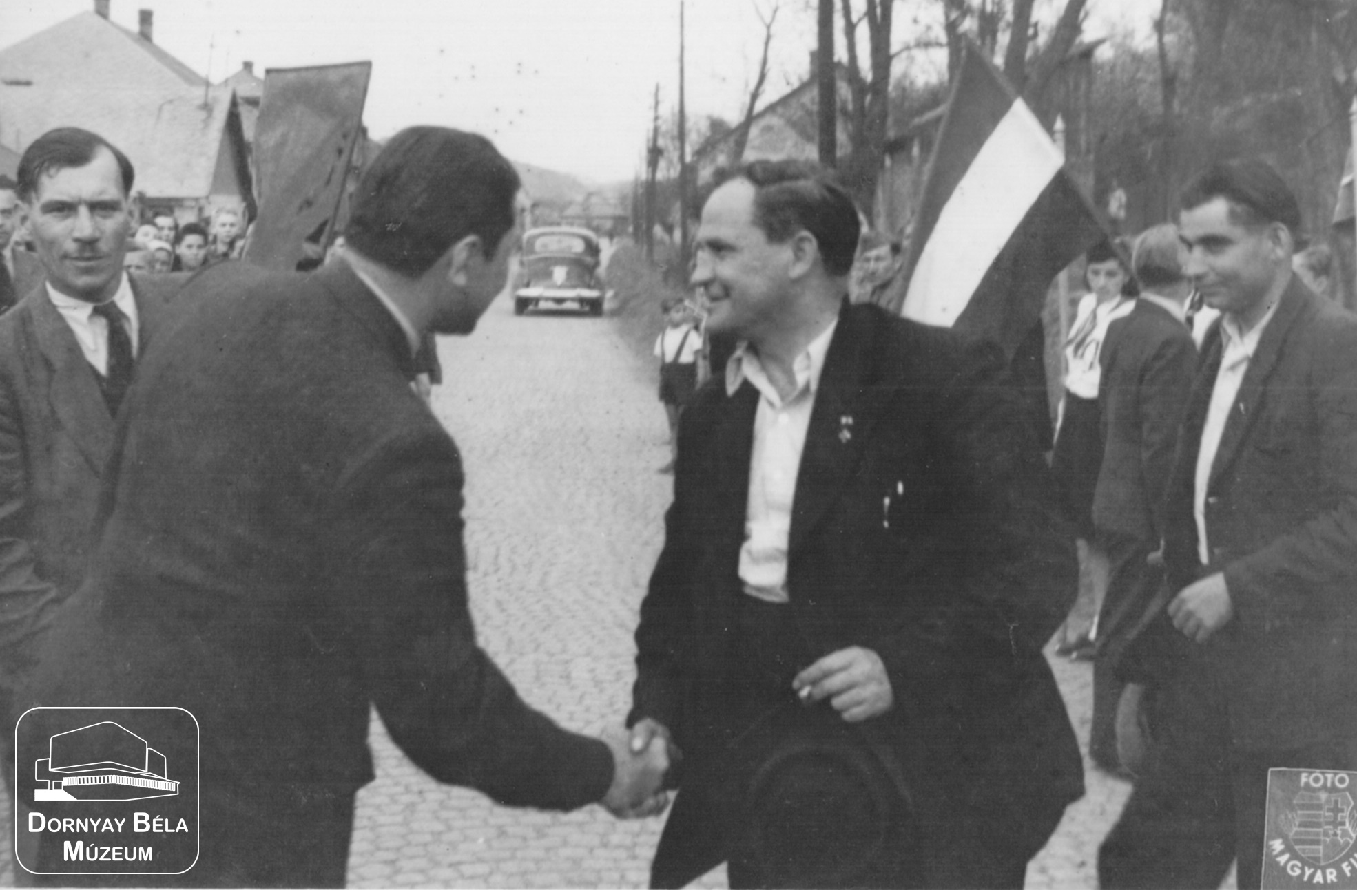 Az MDP KV kiküldöttjét, Kovács Istvánt fogadják a párt Nógrád megyei és salgótarjáni járási képviselői. (Dornyay Béla Múzeum, Salgótarján CC BY-NC-SA)