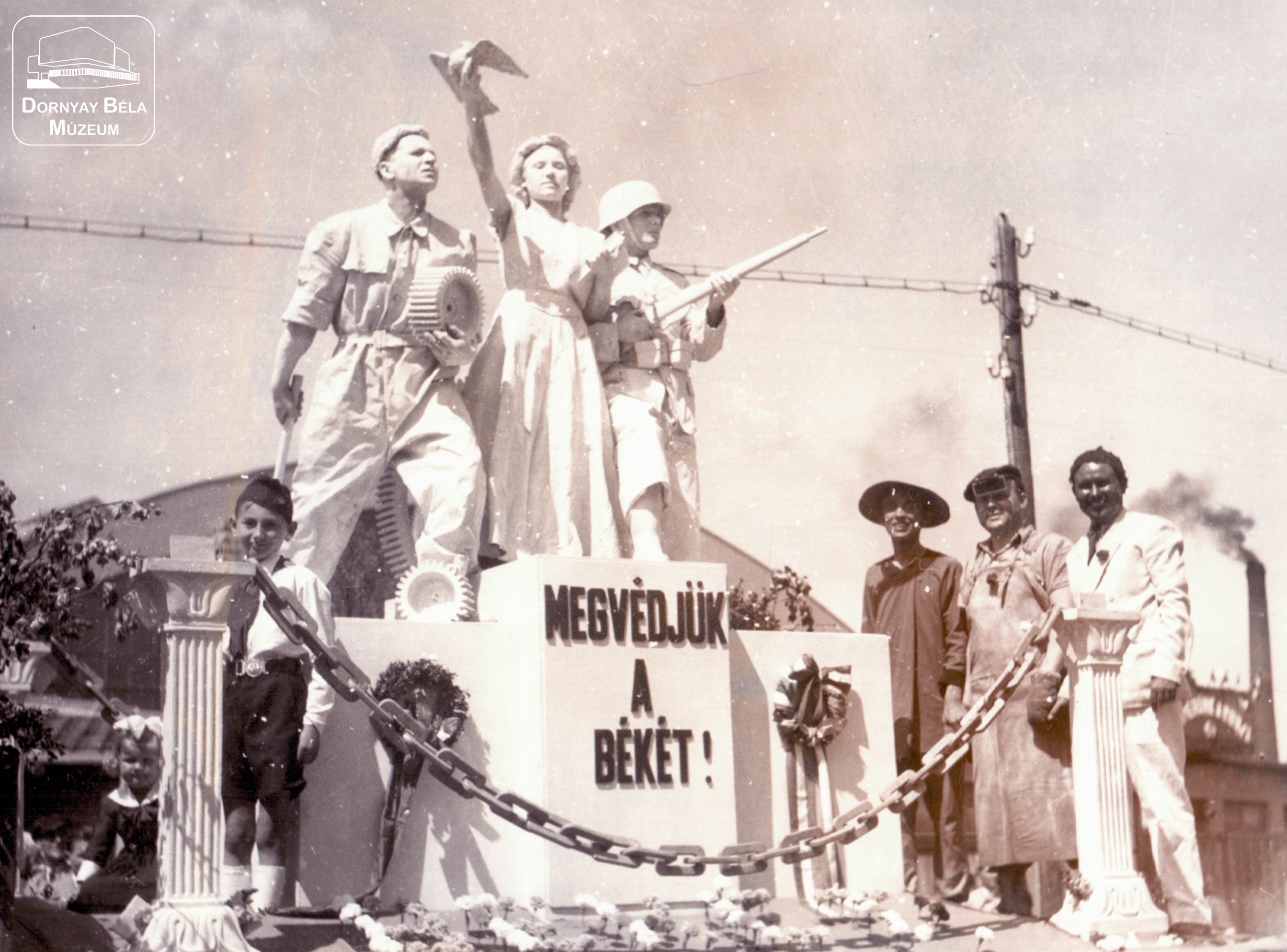 Salgótarján, 1948. május 1. felvonulás részlete, élőképpel. (Dornyay Béla Múzeum, Salgótarján CC BY-NC-SA)