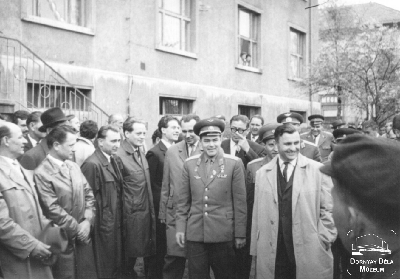 Salgótarján Május 1-i ünnepség, 1964-ben, Andrijan Nyikolajev szovjet űrhajóssal (Dornyay Béla Múzeum, Salgótarján CC BY-NC-SA)