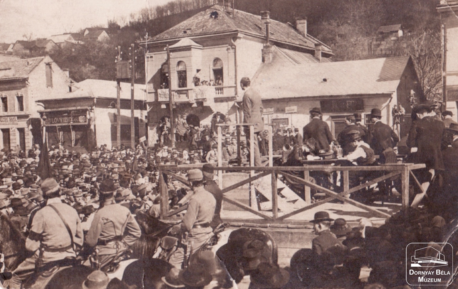 Salgótarján. 1919. május 1. Hevesi Gyula, a szociális termelés népbiztosa beszél. (Dornyay Béla Múzeum, Salgótarján CC BY-NC-SA)