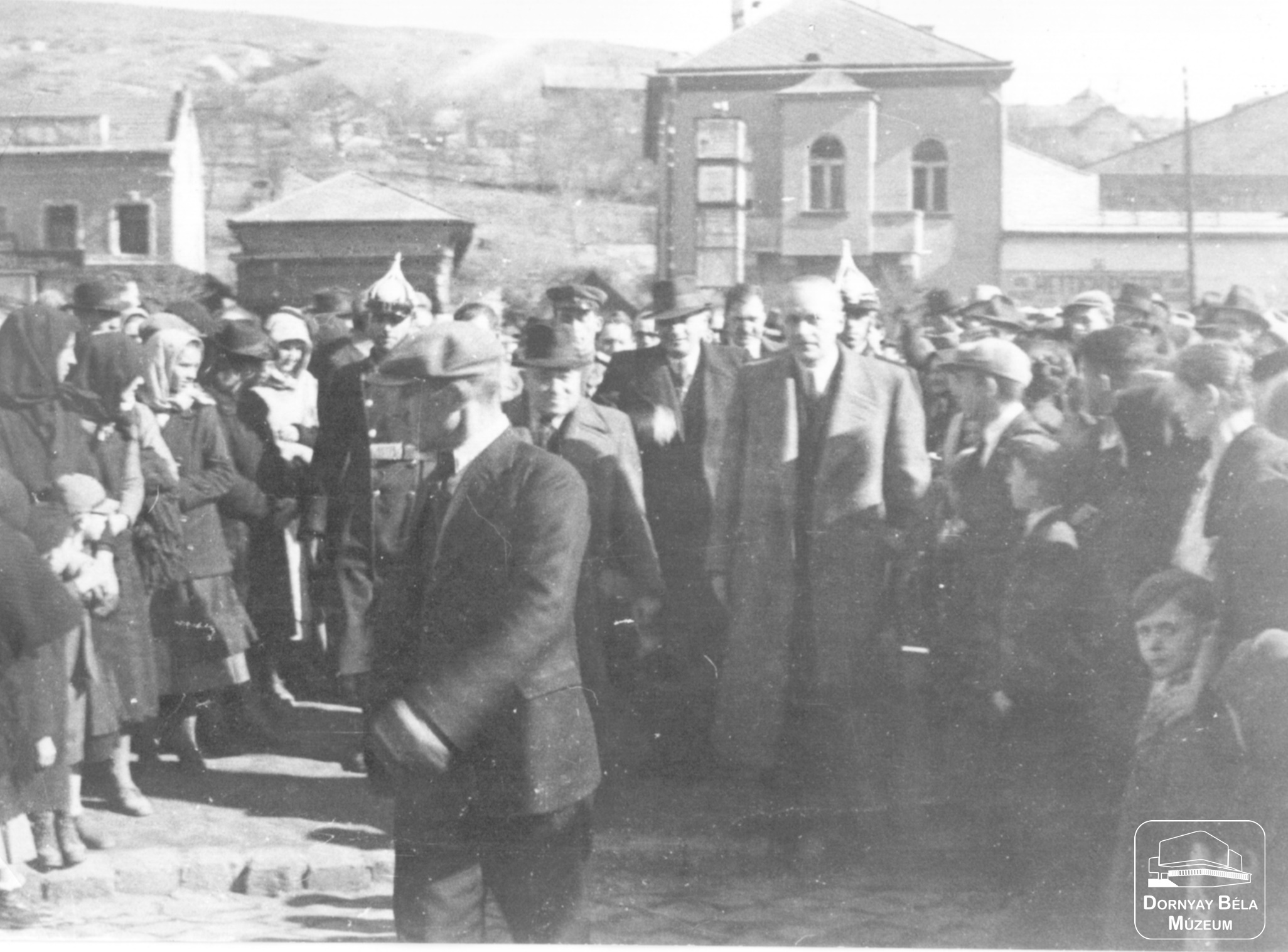Salgótarján, 1945. március 25. Rákosi Mátyás a MKP Főtéri nagygyűlésére érkezik. (Dornyay Béla Múzeum, Salgótarján CC BY-NC-SA)