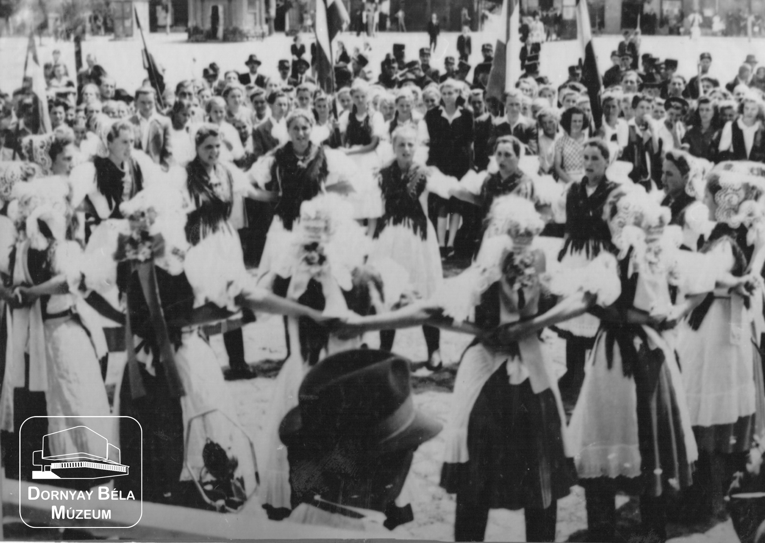 Salgótarján, 1945. márc. 25-i nagygyűlés. Karancslapujtői lányok népviseletben táncolnak (Dornyay Béla Múzeum, Salgótarján CC BY-NC-SA)