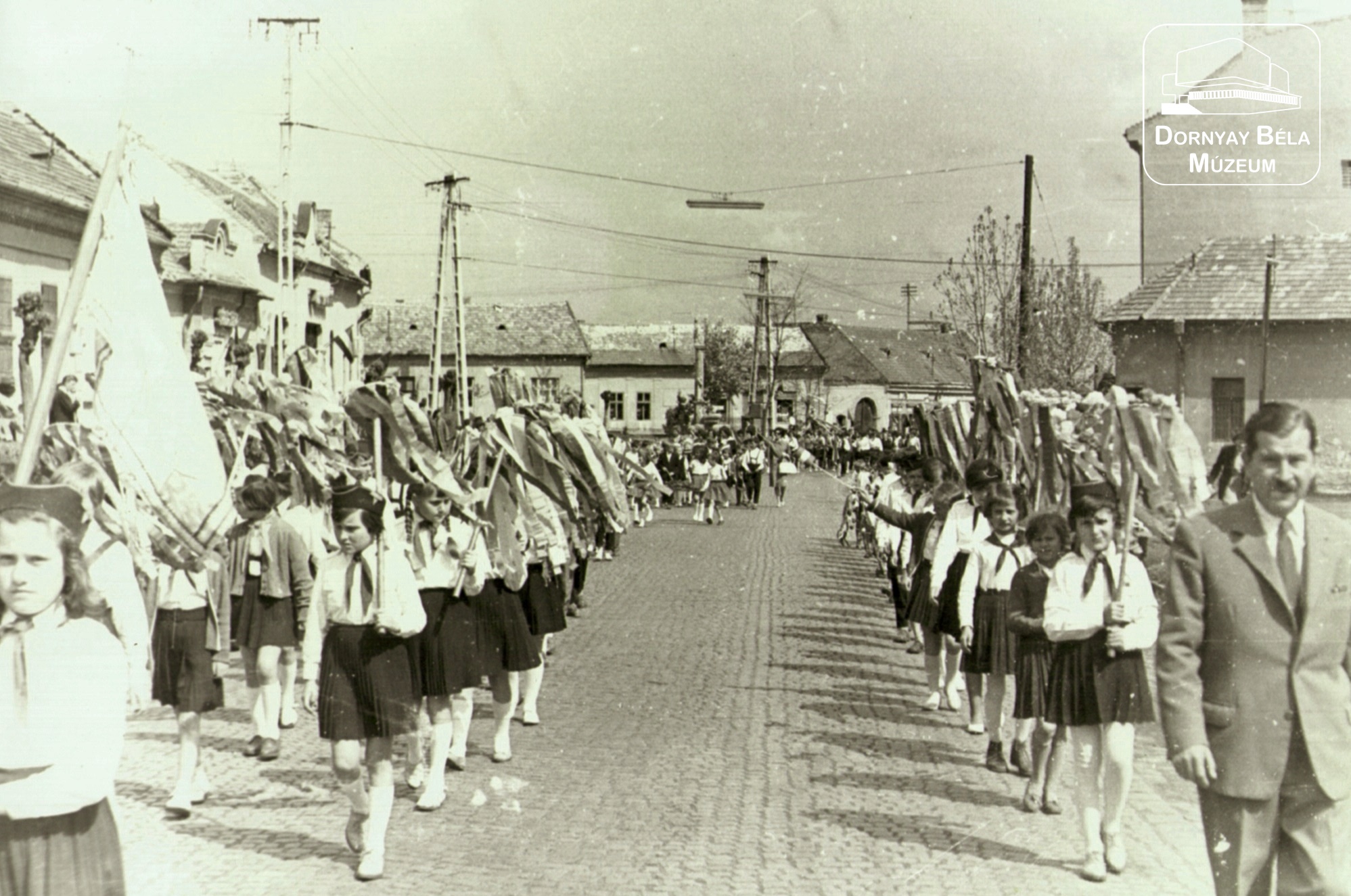 Szécsény. Iskolások május 1-i felvonuláson (Dornyay Béla Múzeum, Salgótarján CC BY-NC-SA)