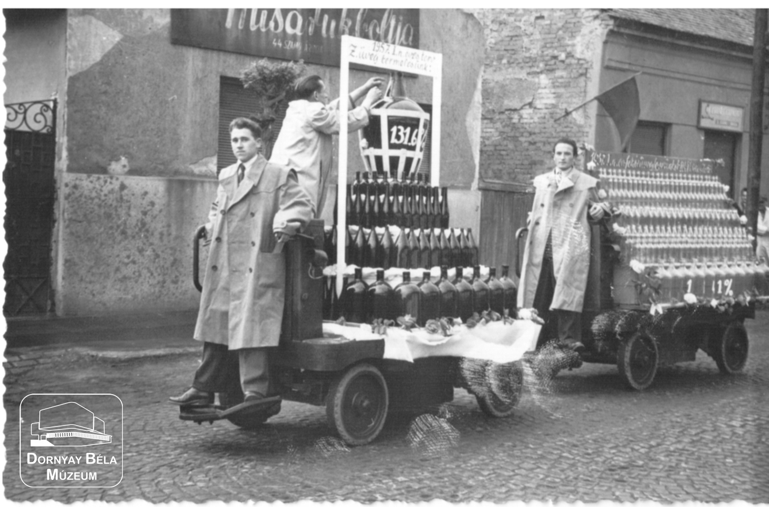 Salgótarján, Felvonulásra készülés öblösüveggyári termékekkel, kocsikon. (Dornyay Béla Múzeum, Salgótarján CC BY-NC-SA)